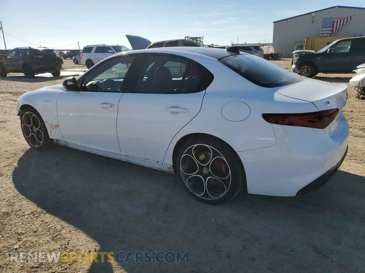 2 fotografías del automóvil dañado ZARFAMBN8P7671236 ALFA ROMEO GIULIA 2023