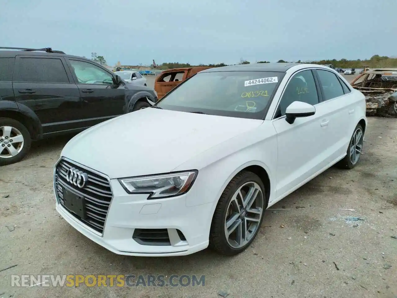 2 fotografías del automóvil dañado WAUBEGFF4KA081321 AUDI A3 2019