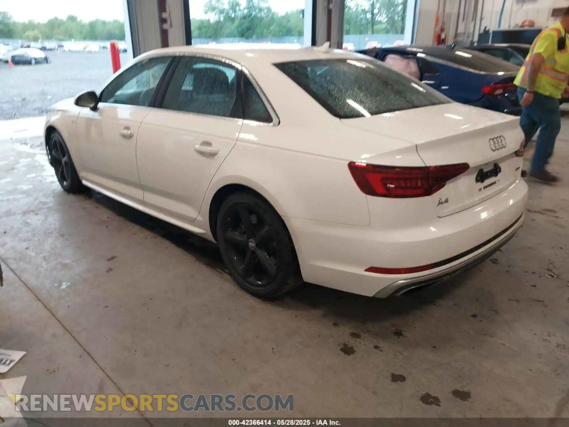 3 fotografías del automóvil dañado WAUDNAF48KN006036 AUDI A4 2019