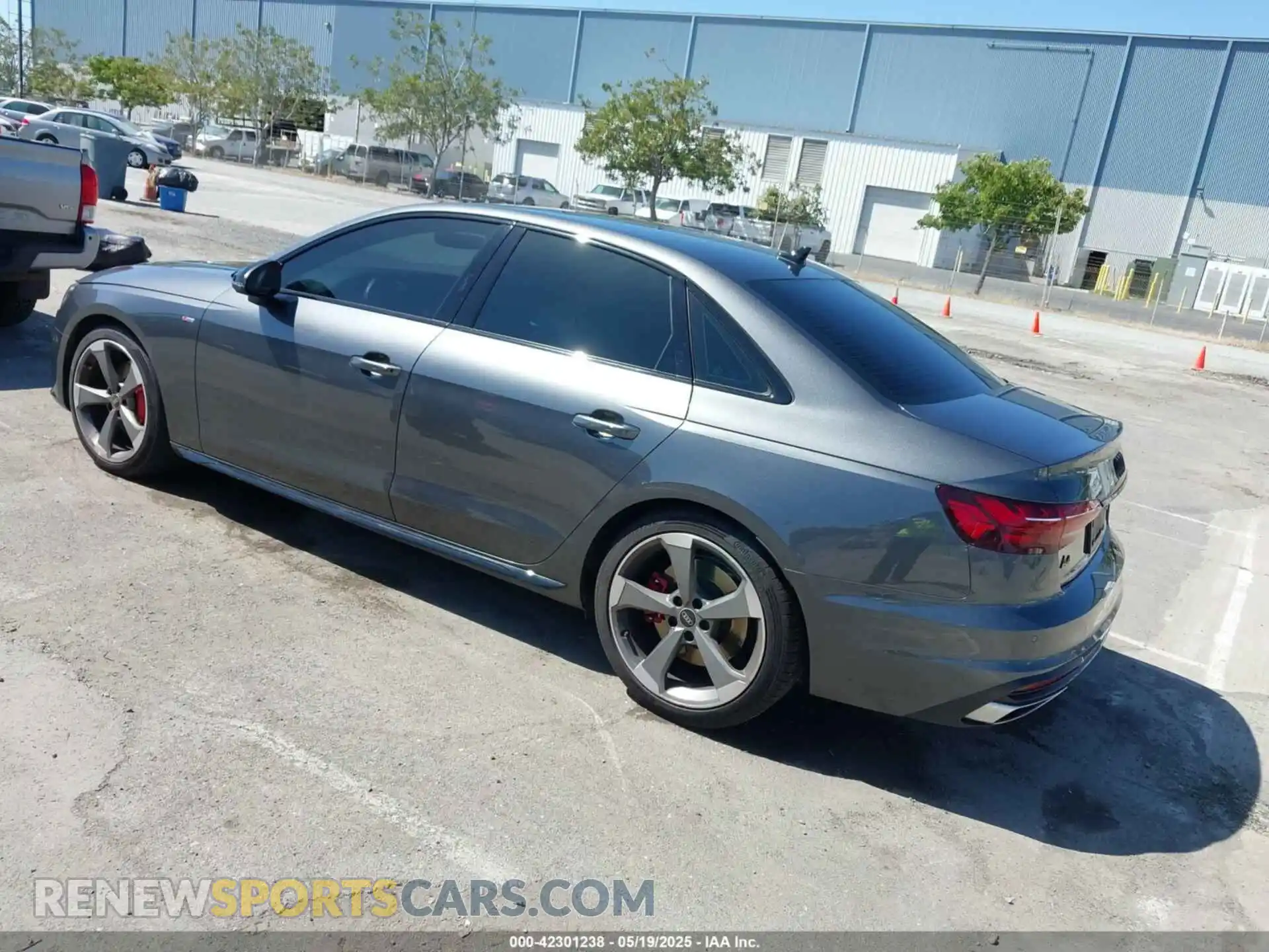 3 Фотография поврежденного автомобиля WAUEAAF47NN012401 AUDI A4 2022