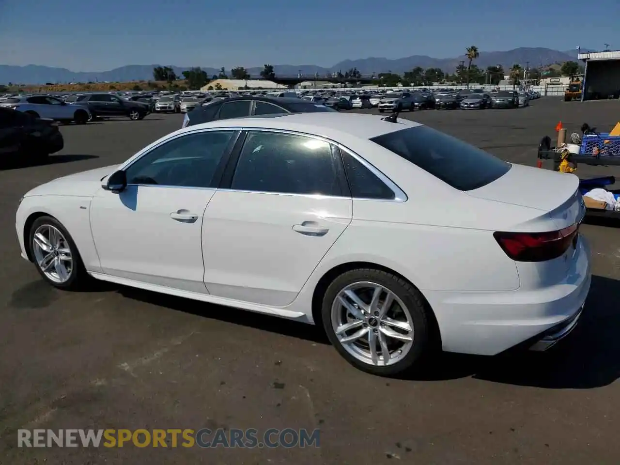 2 fotografías del automóvil dañado WAUEAAF41PN002076 AUDI A4 2023