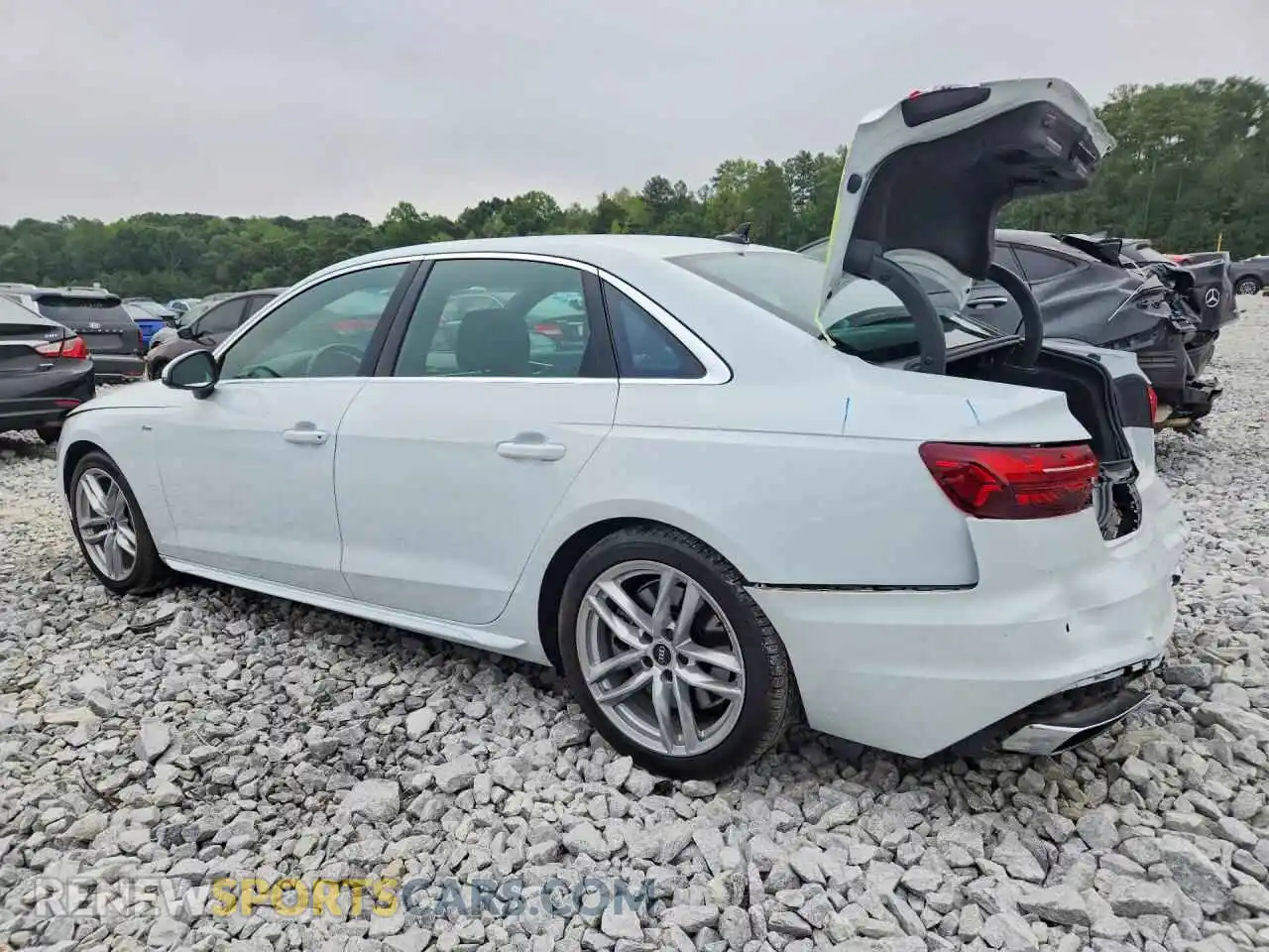 2 fotografías del automóvil dañado WAUEAAF48RN004362 AUDI A4 2024
