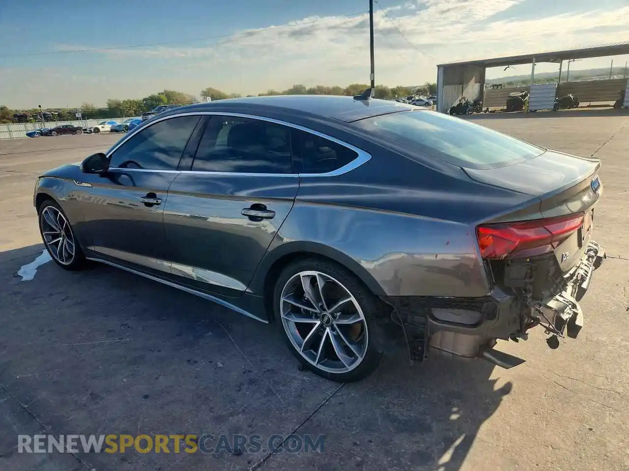 2 fotografías del automóvil dañado WAUFACF55NA022781 AUDI A5 2022