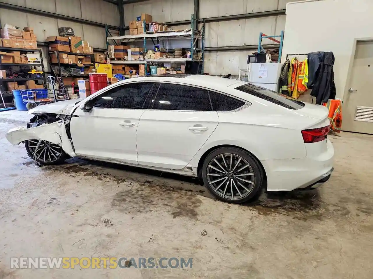 2 fotografías del automóvil dañado WAUEACF59RA074559 AUDI A5 2024