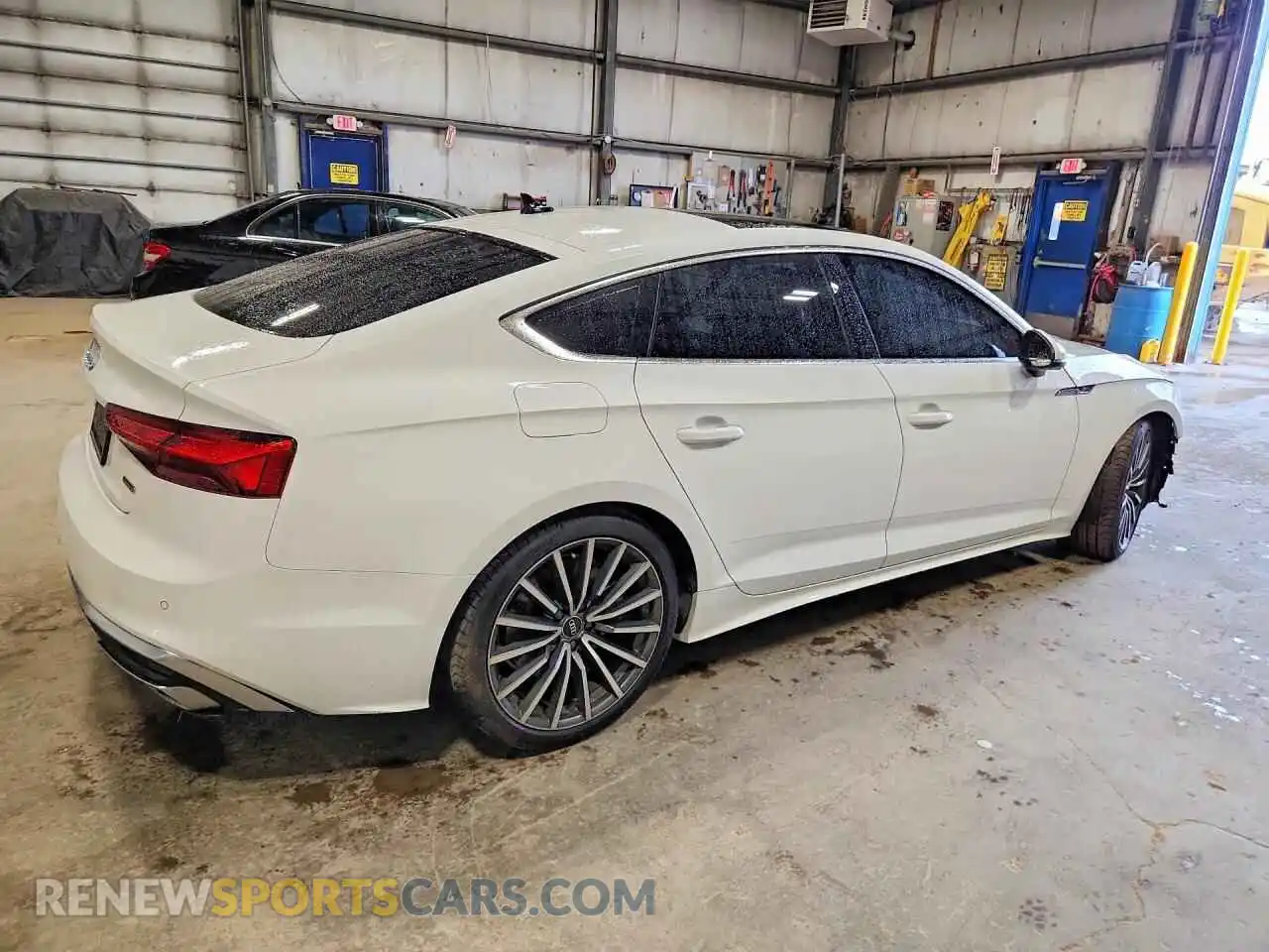 3 fotografías del automóvil dañado WAUEACF59RA074559 AUDI A5 2024