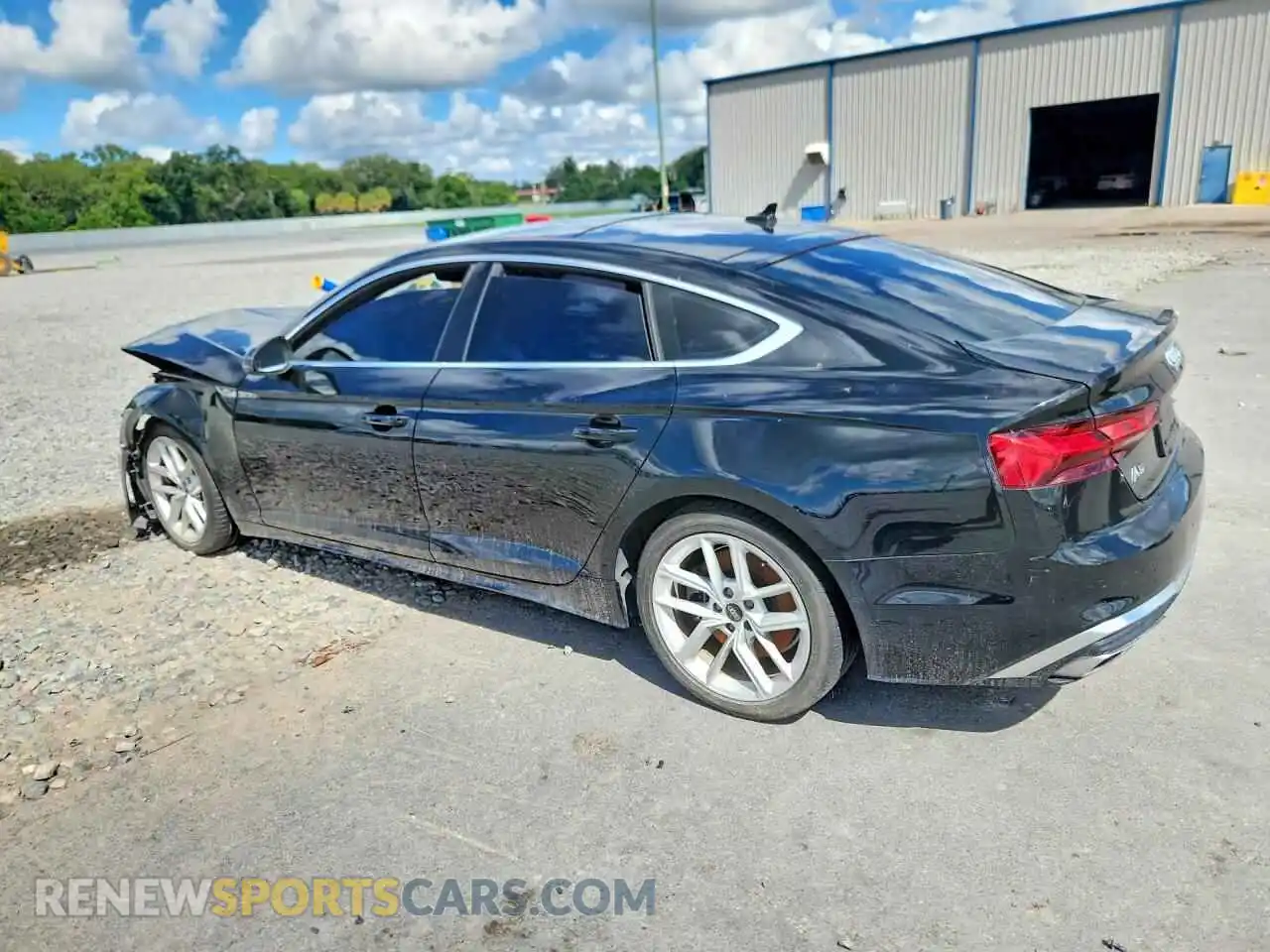 2 fotografías del automóvil dañado WAUFACF57RA013327 AUDI A5 2024
