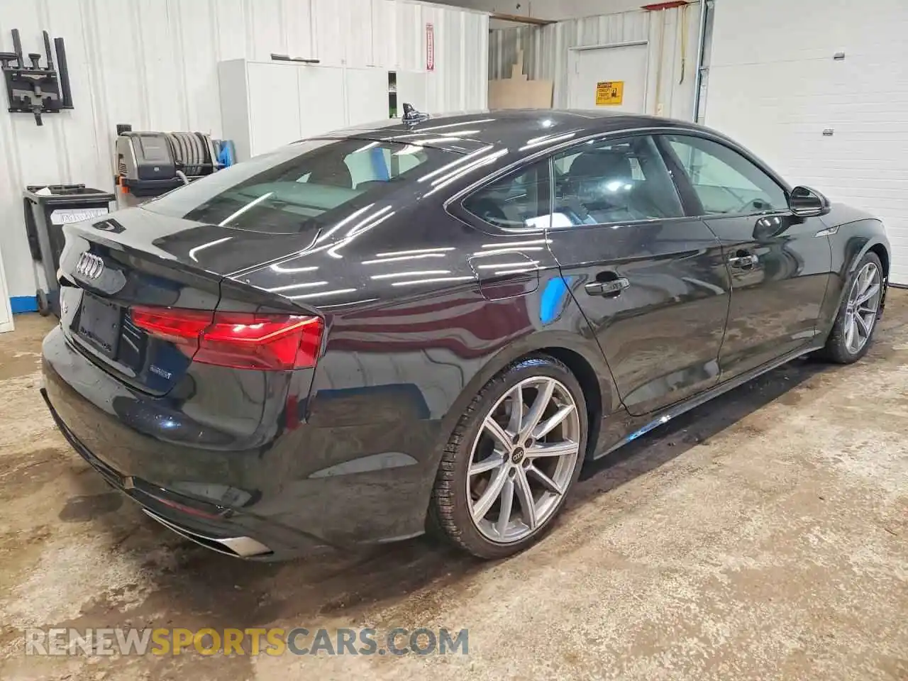 3 Фотография поврежденного автомобиля WAUDACF50SA008063 AUDI A5 2025