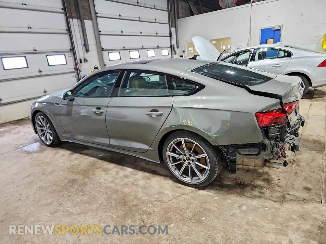 2 fotografías del automóvil dañado WAUDACF57SA000686 AUDI A5 2025