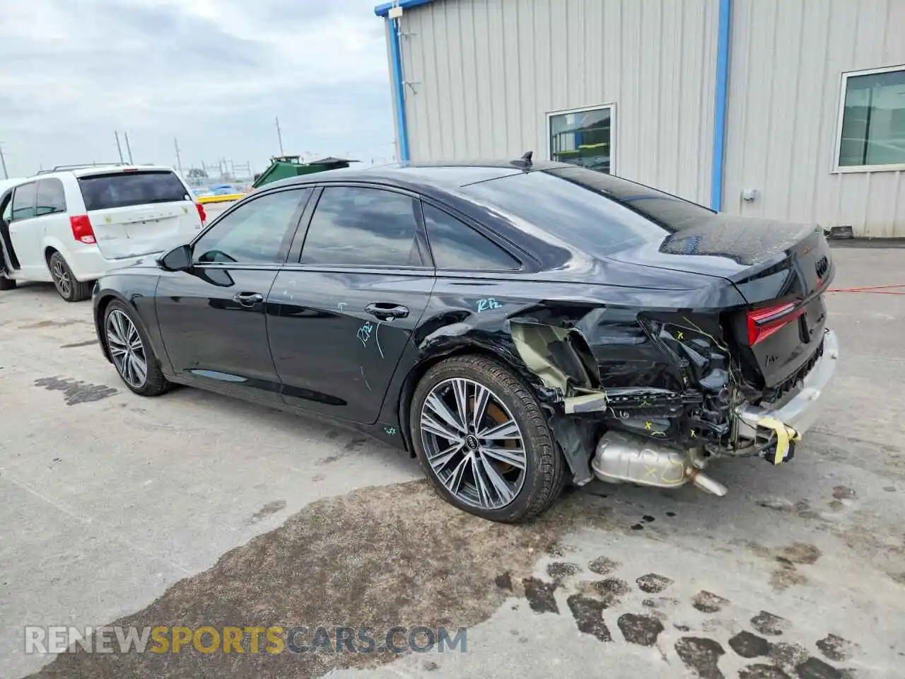 2 fotografías del automóvil dañado WAUE3BF28RN056055 AUDI A6 2024