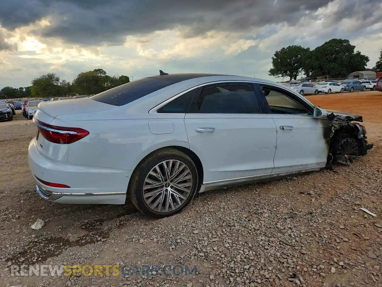 3 Фотография поврежденного автомобиля WAU8DAF88MN008198 AUDI A8 2021