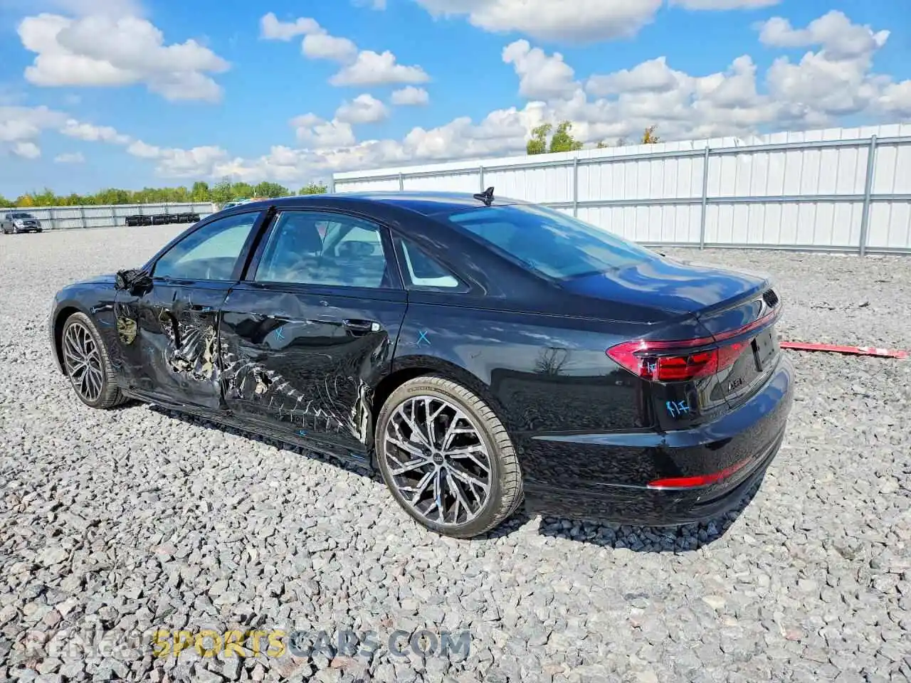 2 fotografías del automóvil dañado WAULDAF88PN015196 AUDI A8 2023