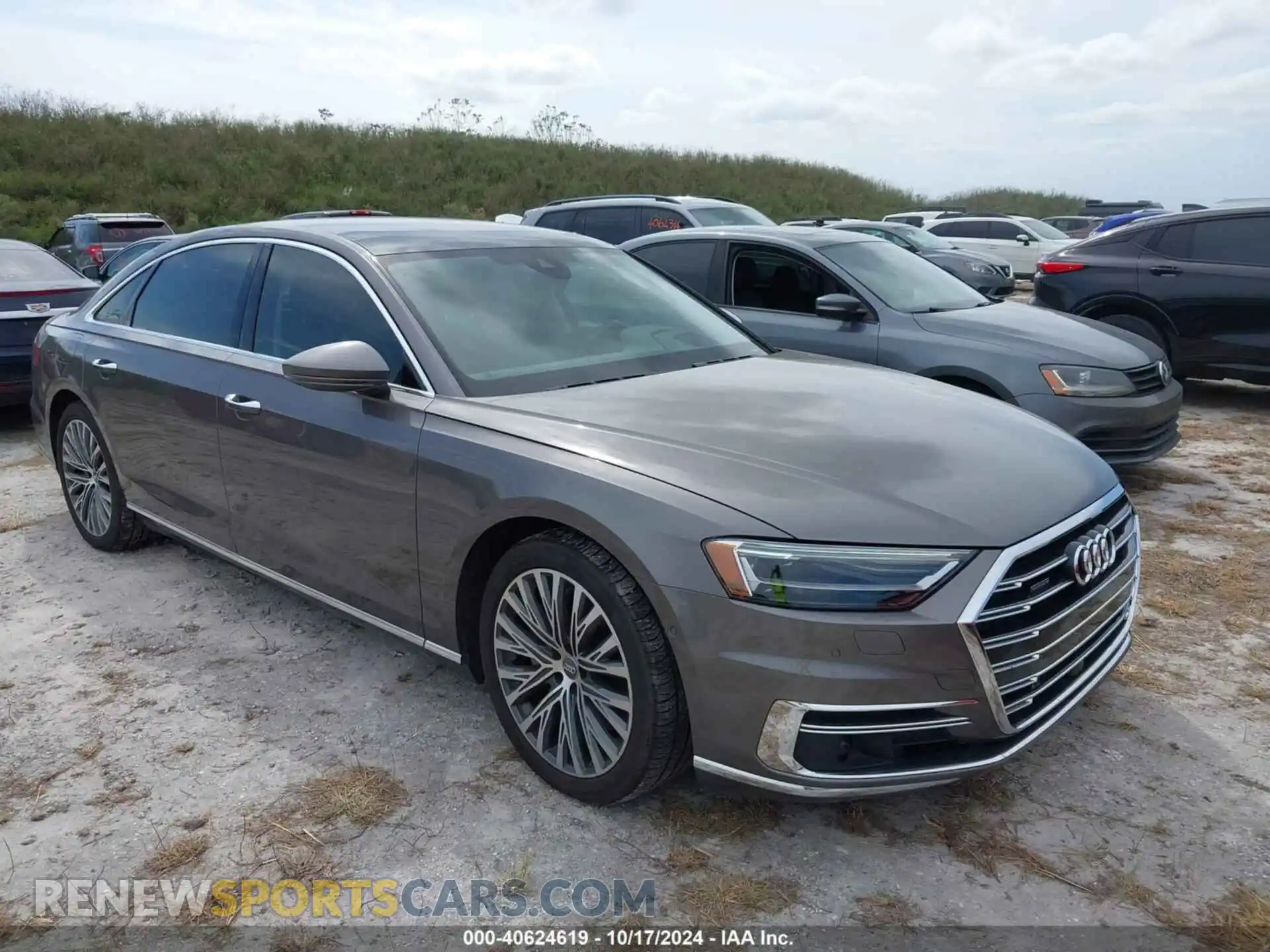 1 Фотография поврежденного автомобиля WAU8DAF81KN017175 AUDI A8 L 2019