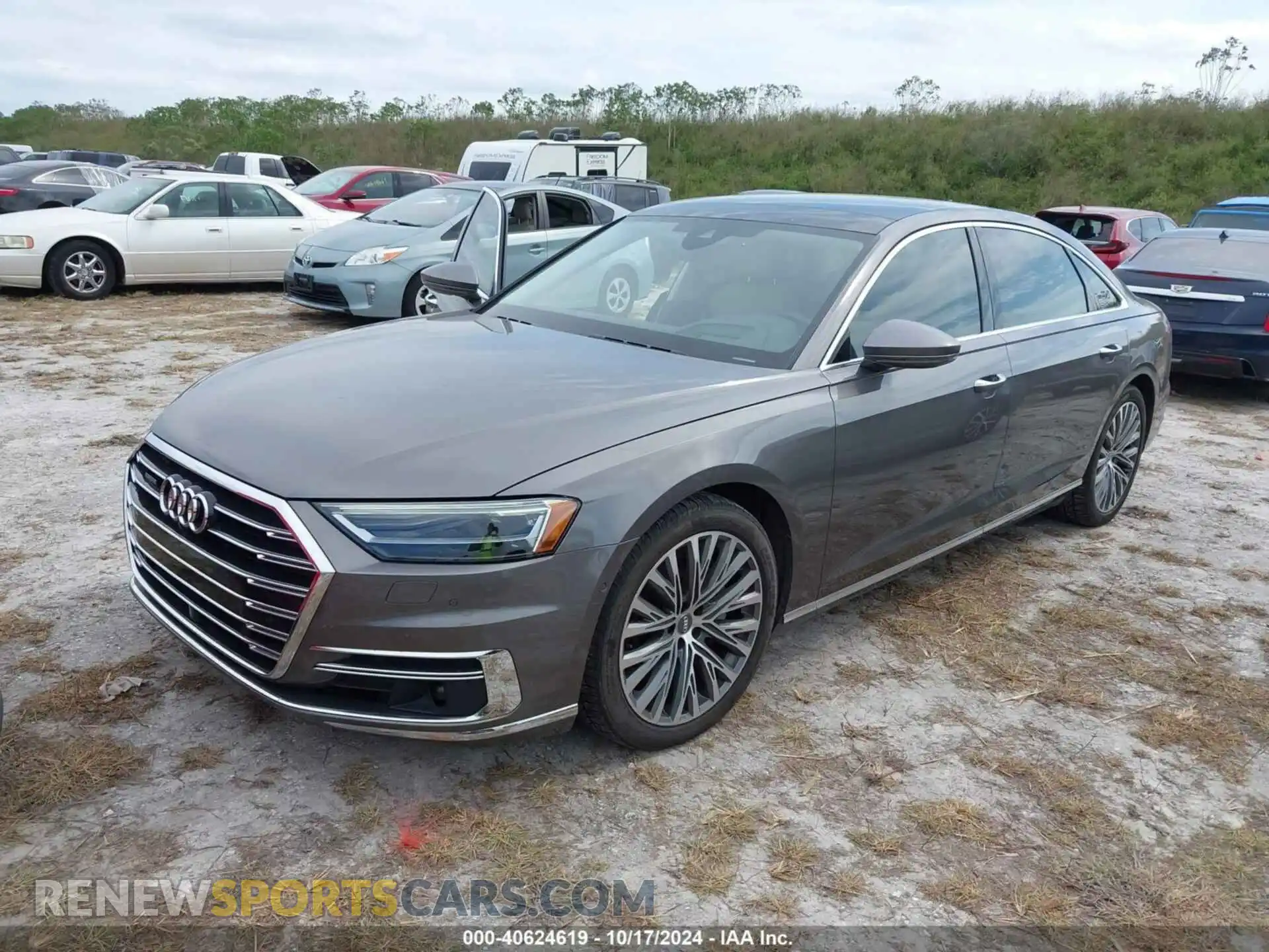 2 Фотография поврежденного автомобиля WAU8DAF81KN017175 AUDI A8 L 2019