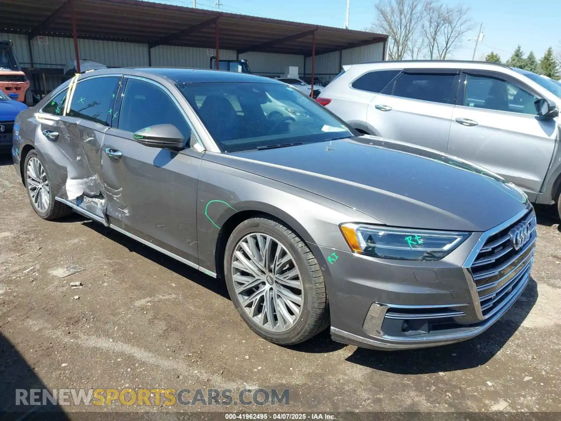 1 Фотография поврежденного автомобиля WAU8DAF82KN004287 AUDI A8 L 2019