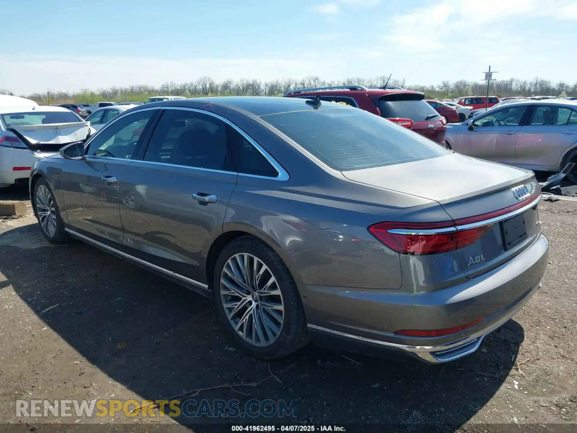 3 Фотография поврежденного автомобиля WAU8DAF82KN004287 AUDI A8 L 2019