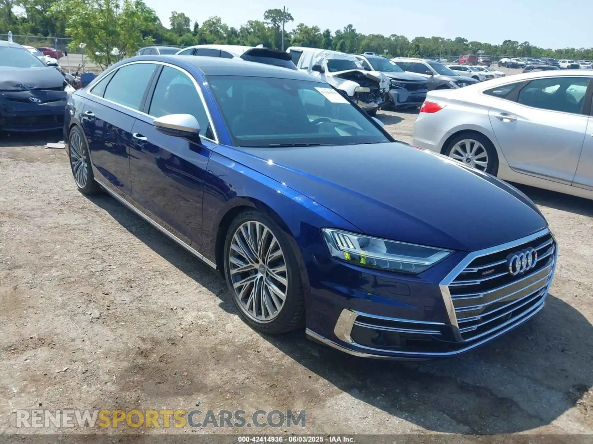 1 Фотография поврежденного автомобиля WAU8DAF82KN017394 AUDI A8 L 2019
