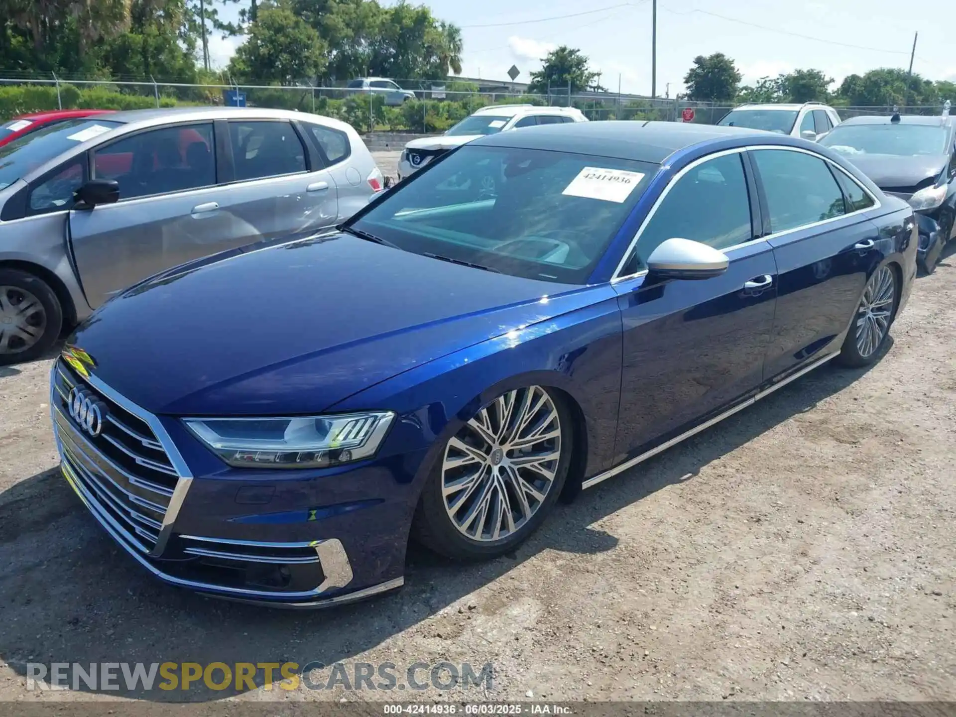 2 Фотография поврежденного автомобиля WAU8DAF82KN017394 AUDI A8 L 2019