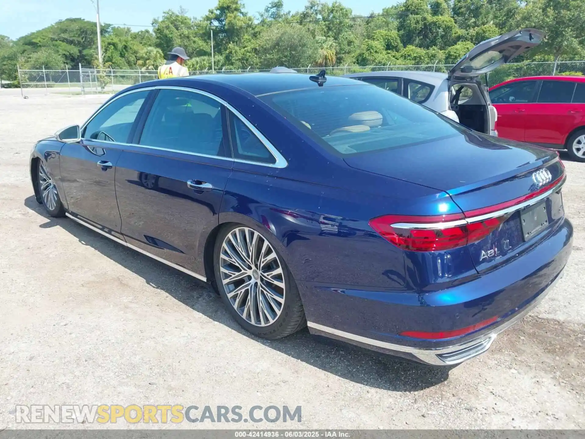 3 Фотография поврежденного автомобиля WAU8DAF82KN017394 AUDI A8 L 2019