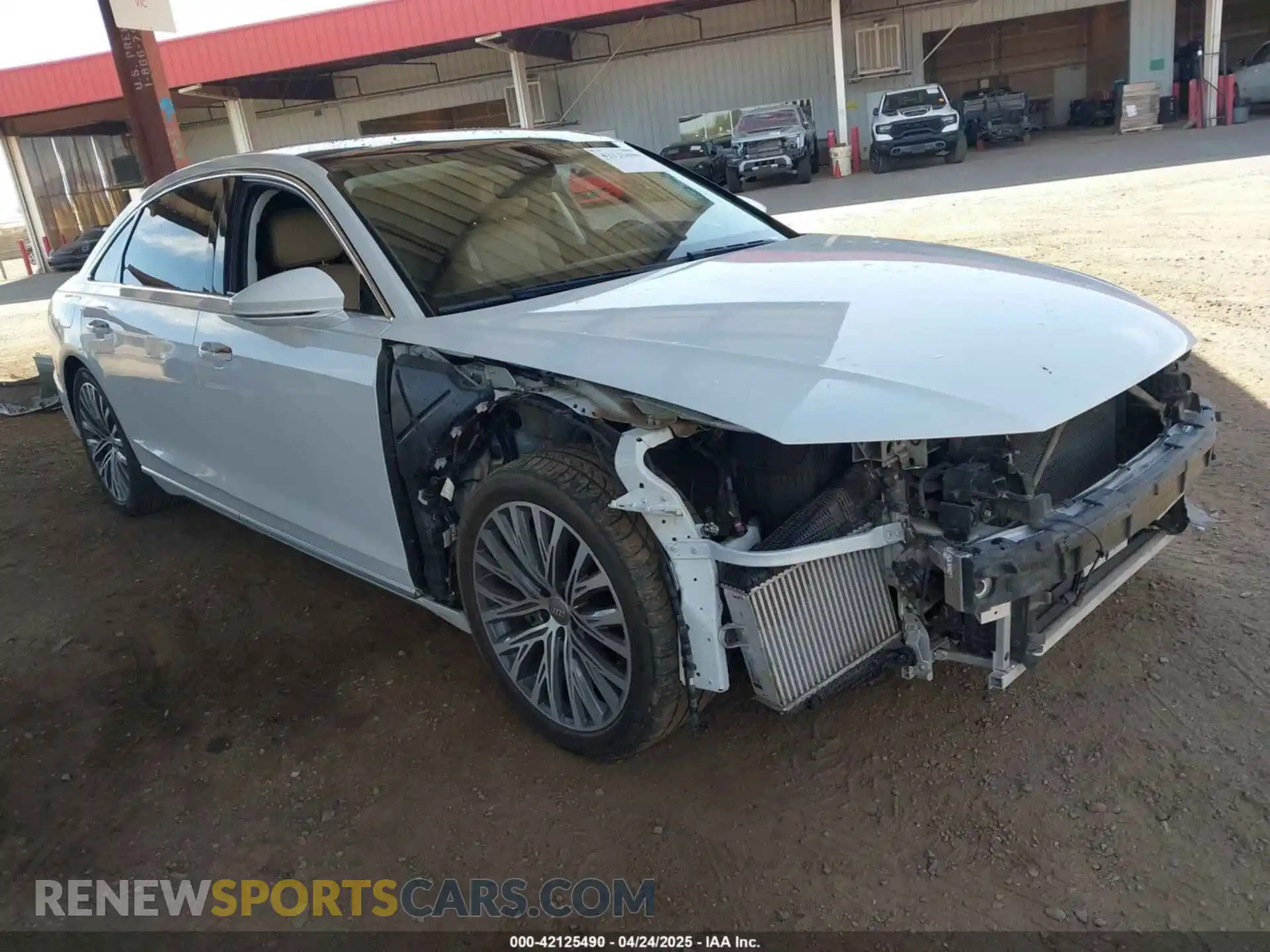 1 Фотография поврежденного автомобиля WAU8DAF83KN006128 AUDI A8 L 2019