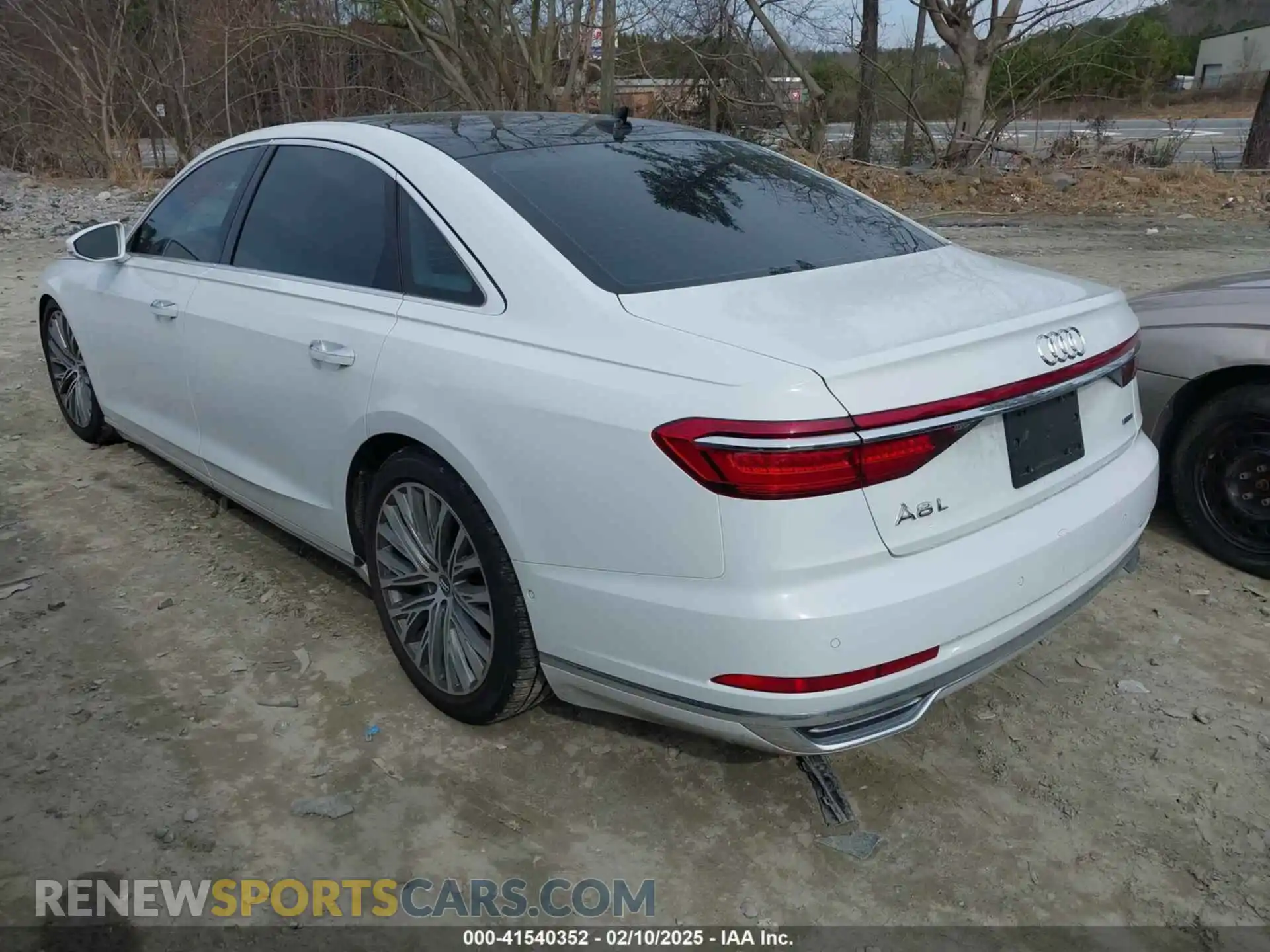 3 Фотография поврежденного автомобиля WAU8DAF83KN007358 AUDI A8 L 2019