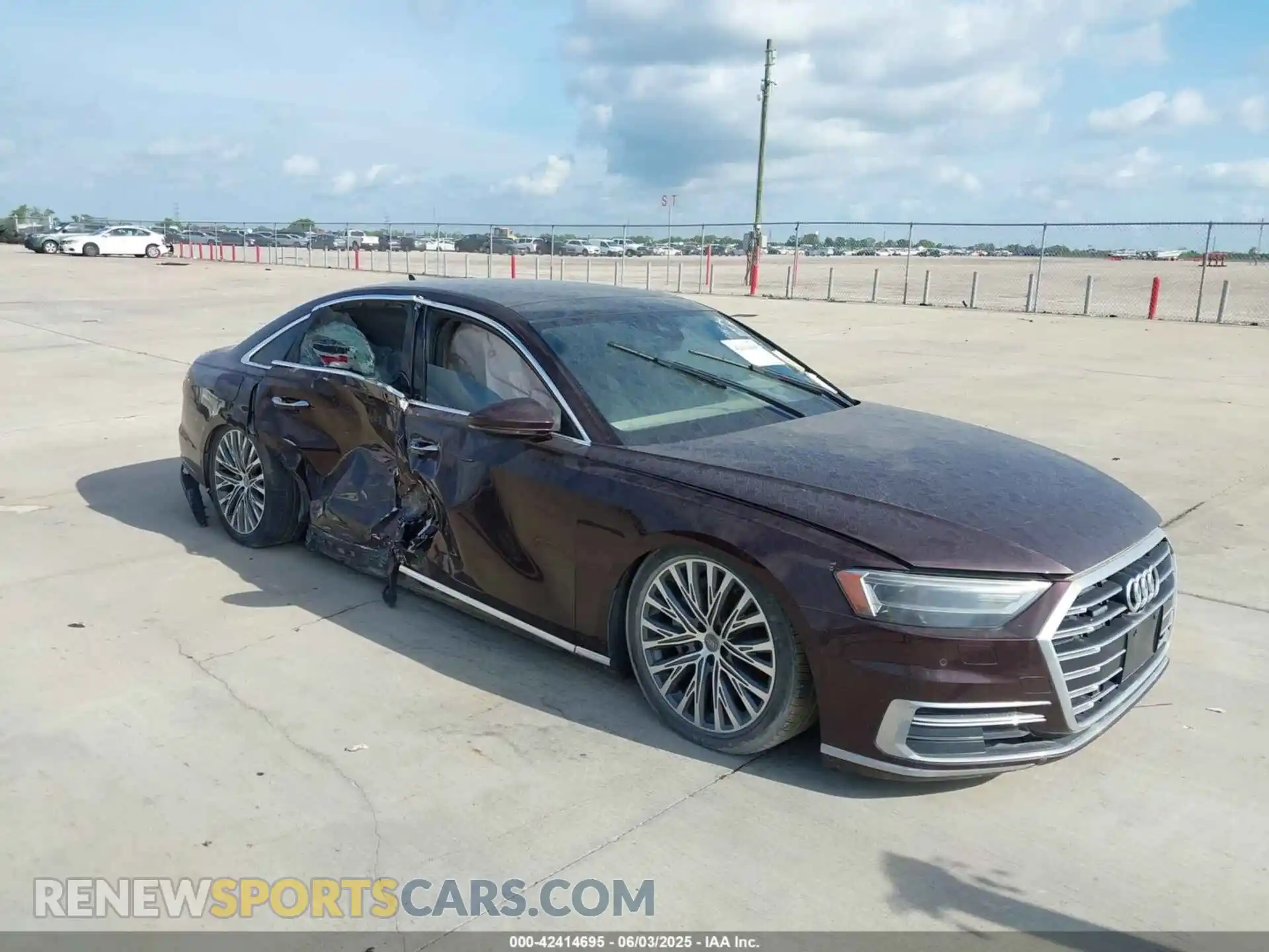 1 Фотография поврежденного автомобиля WAU8DAF85KN004784 AUDI A8 L 2019