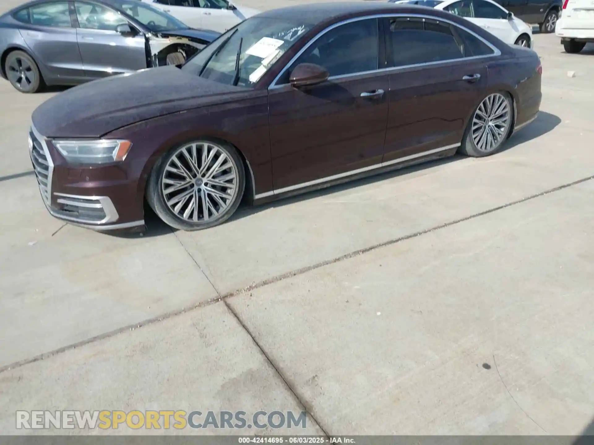 2 Фотография поврежденного автомобиля WAU8DAF85KN004784 AUDI A8 L 2019