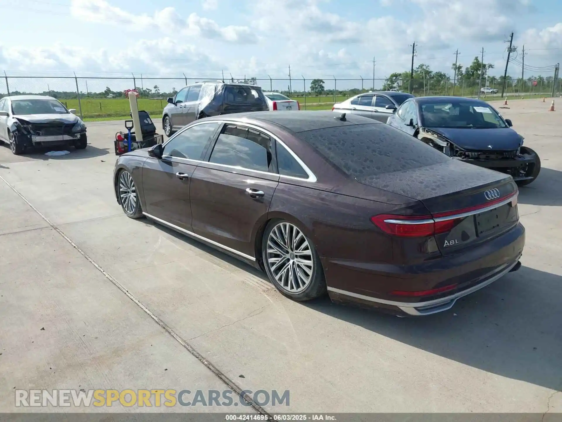 3 Фотография поврежденного автомобиля WAU8DAF85KN004784 AUDI A8 L 2019