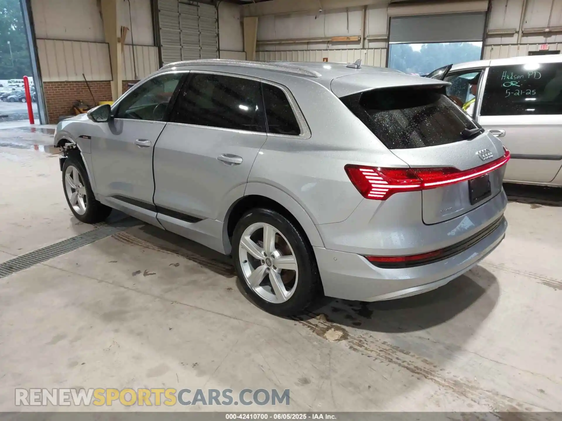 3 fotografías del automóvil dañado WA1LAAGE2KB009527 AUDI E-TRON 2019