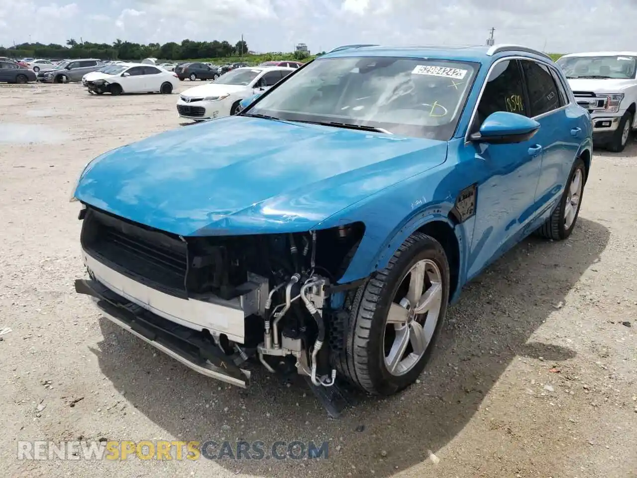 2 fotografías del automóvil dañado WA1LAAGE2KB022018 AUDI E-TRON 2019