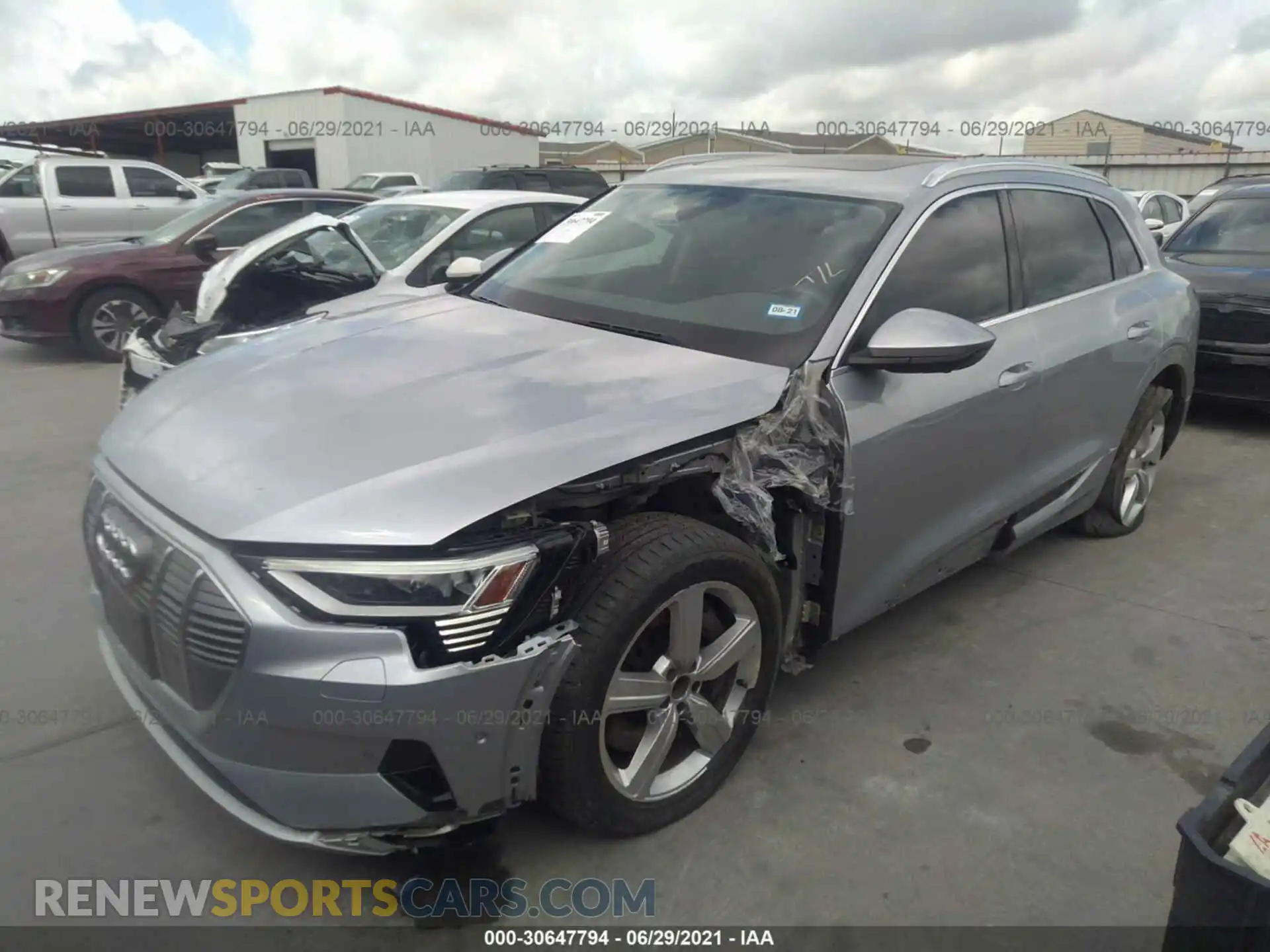 2 fotografías del automóvil dañado WA1LAAGE7KB020412 AUDI E-TRON 2019