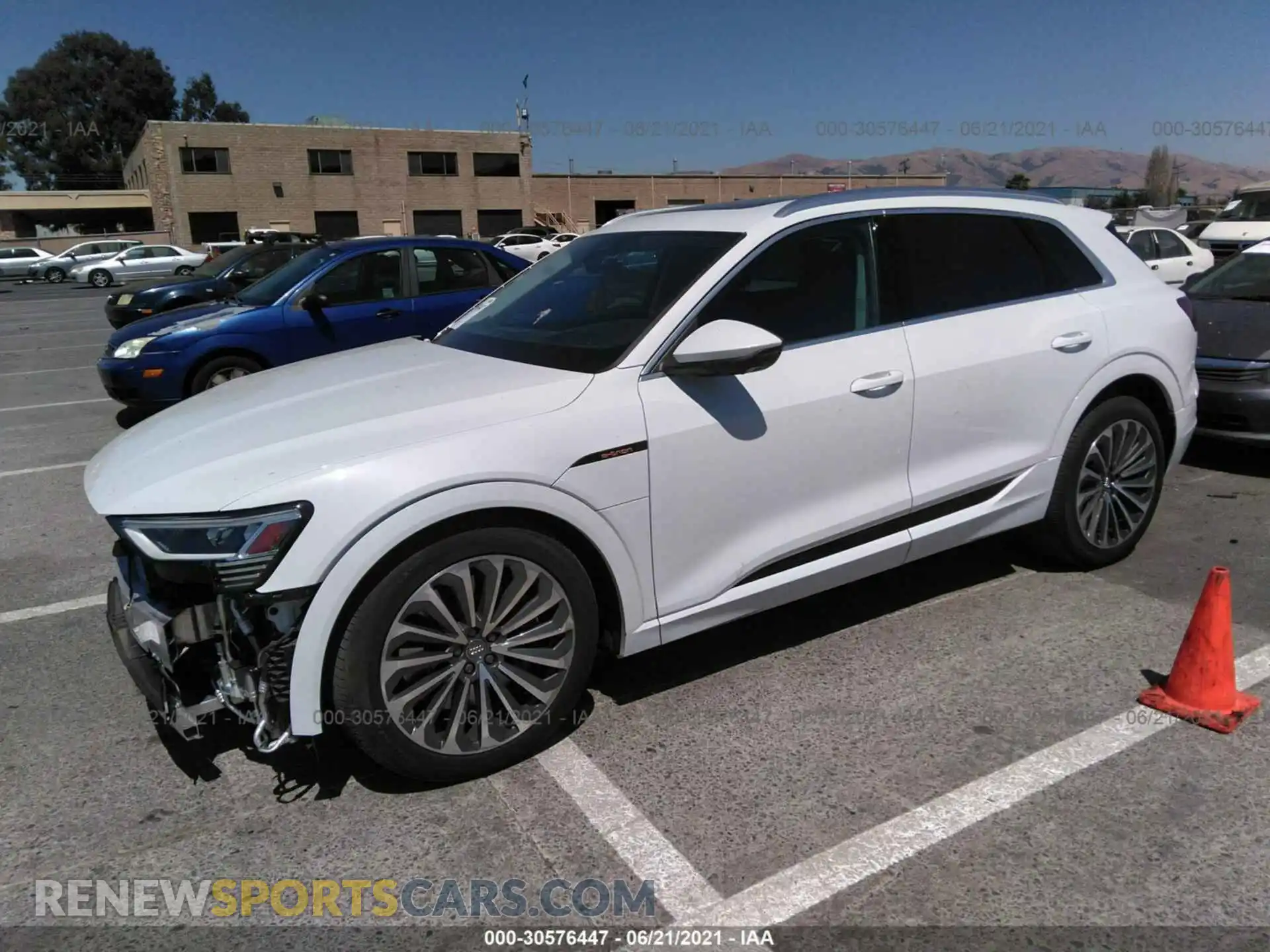 2 fotografías del automóvil dañado WA1VABGE5KB024215 AUDI E-TRON 2019