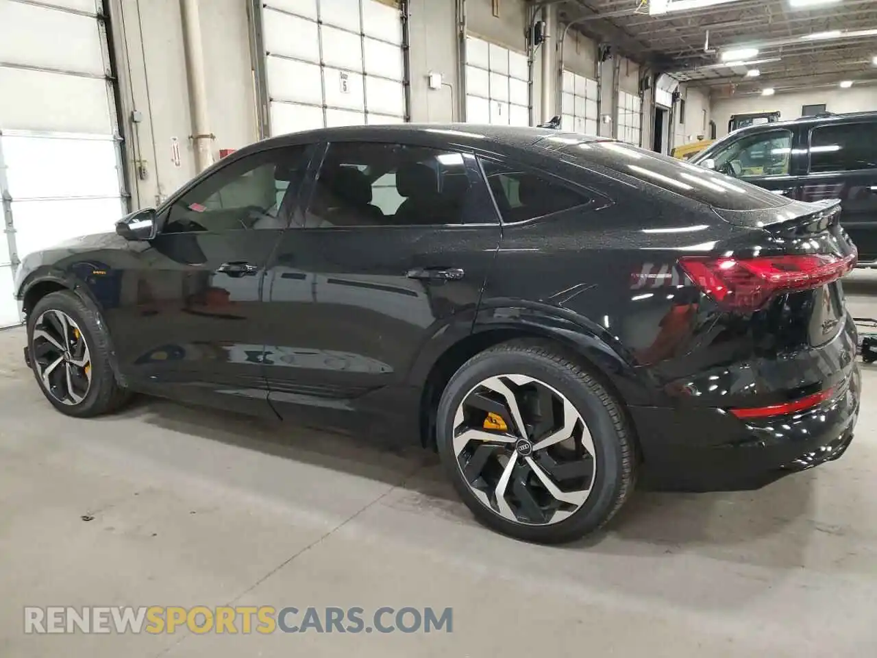 2 Photograph of a damaged car WA12AAGE6NB008106 AUDI E-TRON 2022