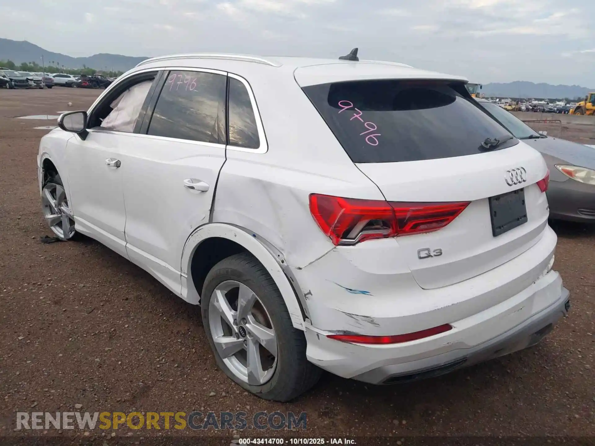 3 Photograph of a damaged car WA1AUCF38M1064616 AUDI Q3 2021
