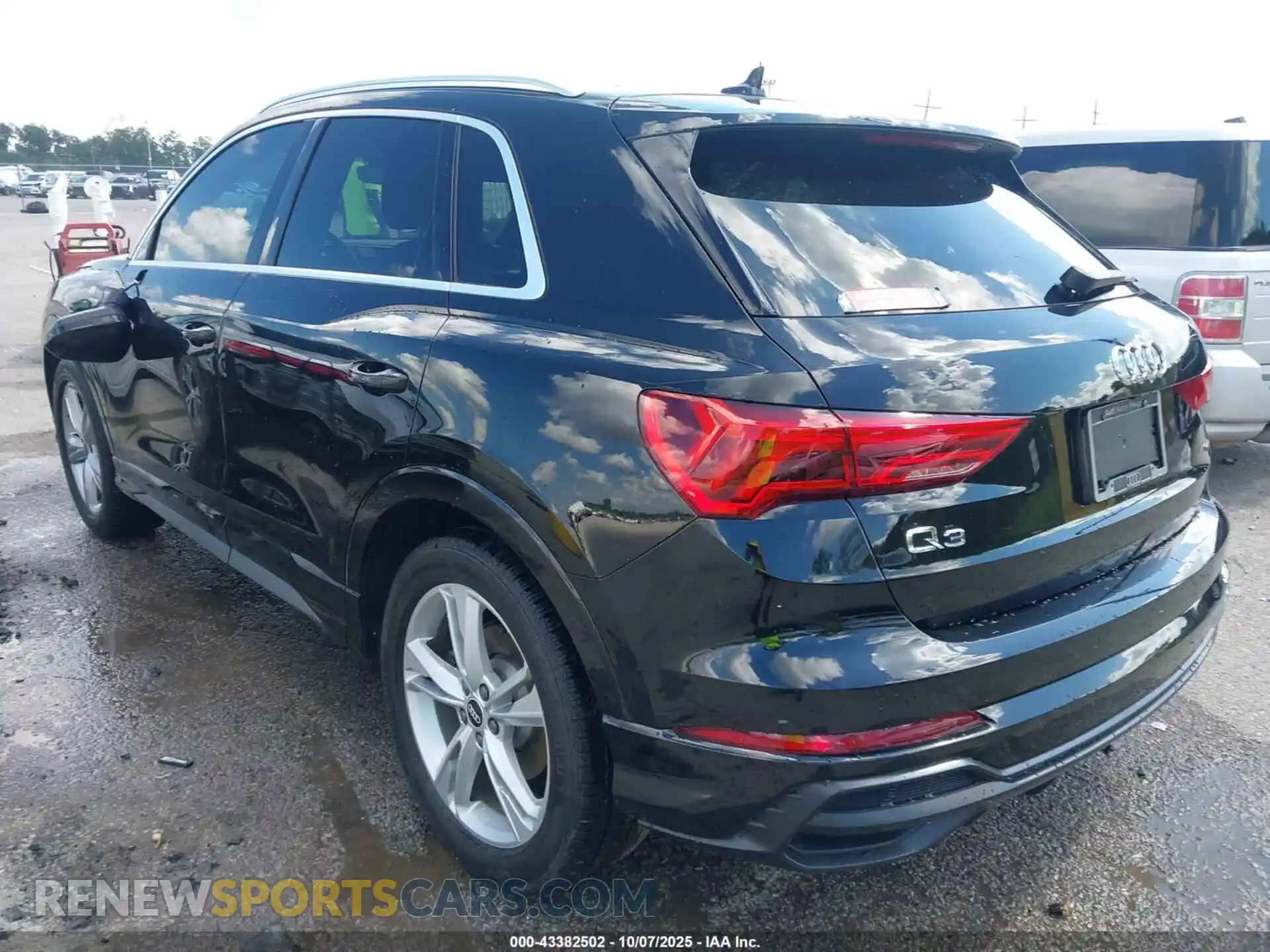 3 Photograph of a damaged car WA1DECF30M1025366 AUDI Q3 2021