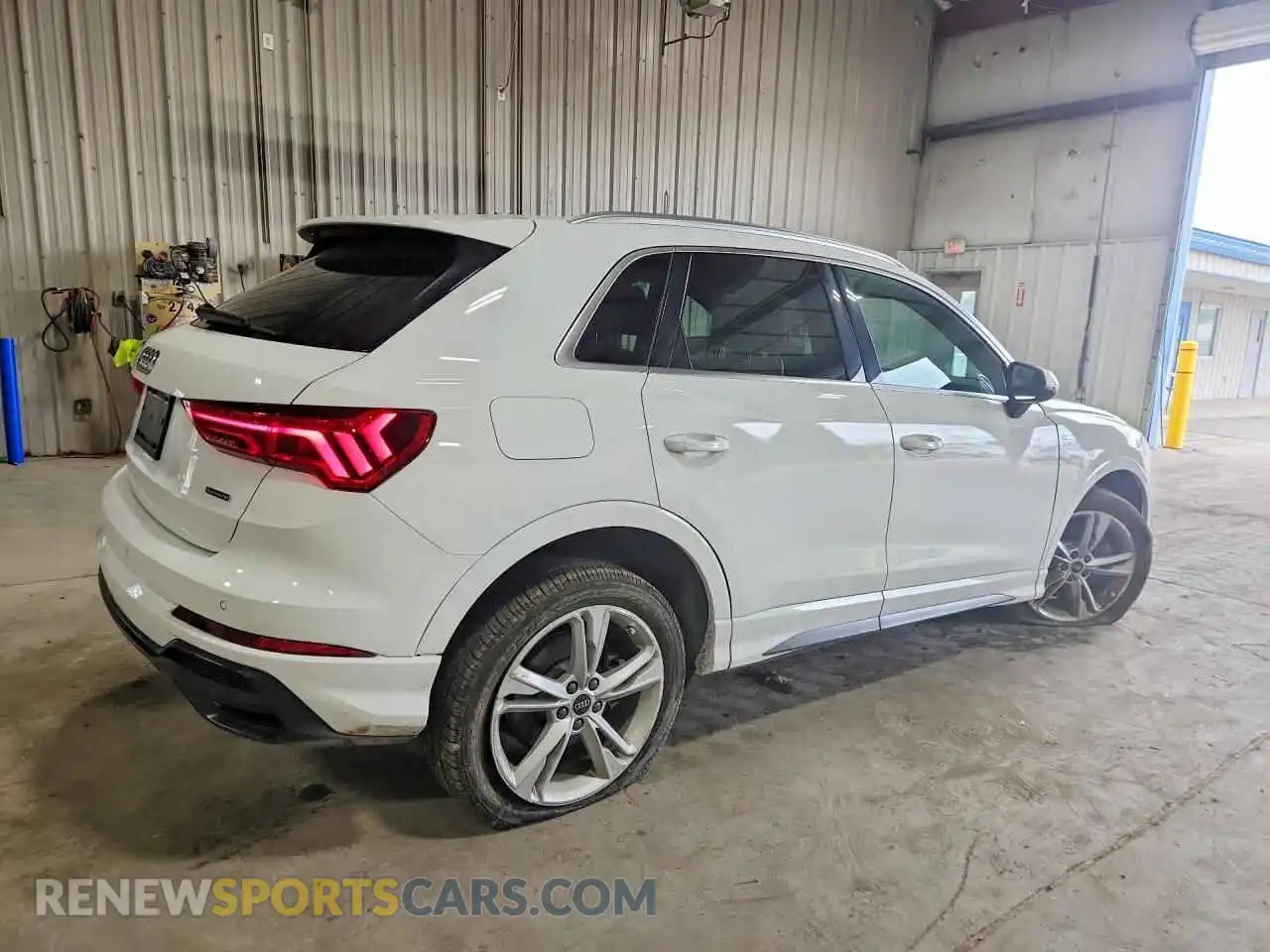 3 Photograph of a damaged car WA1EECF38M1152340 AUDI Q3 2021