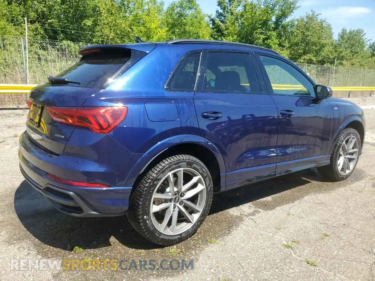 3 Photograph of a damaged car WA1EECF34N1046128 AUDI Q3 2022