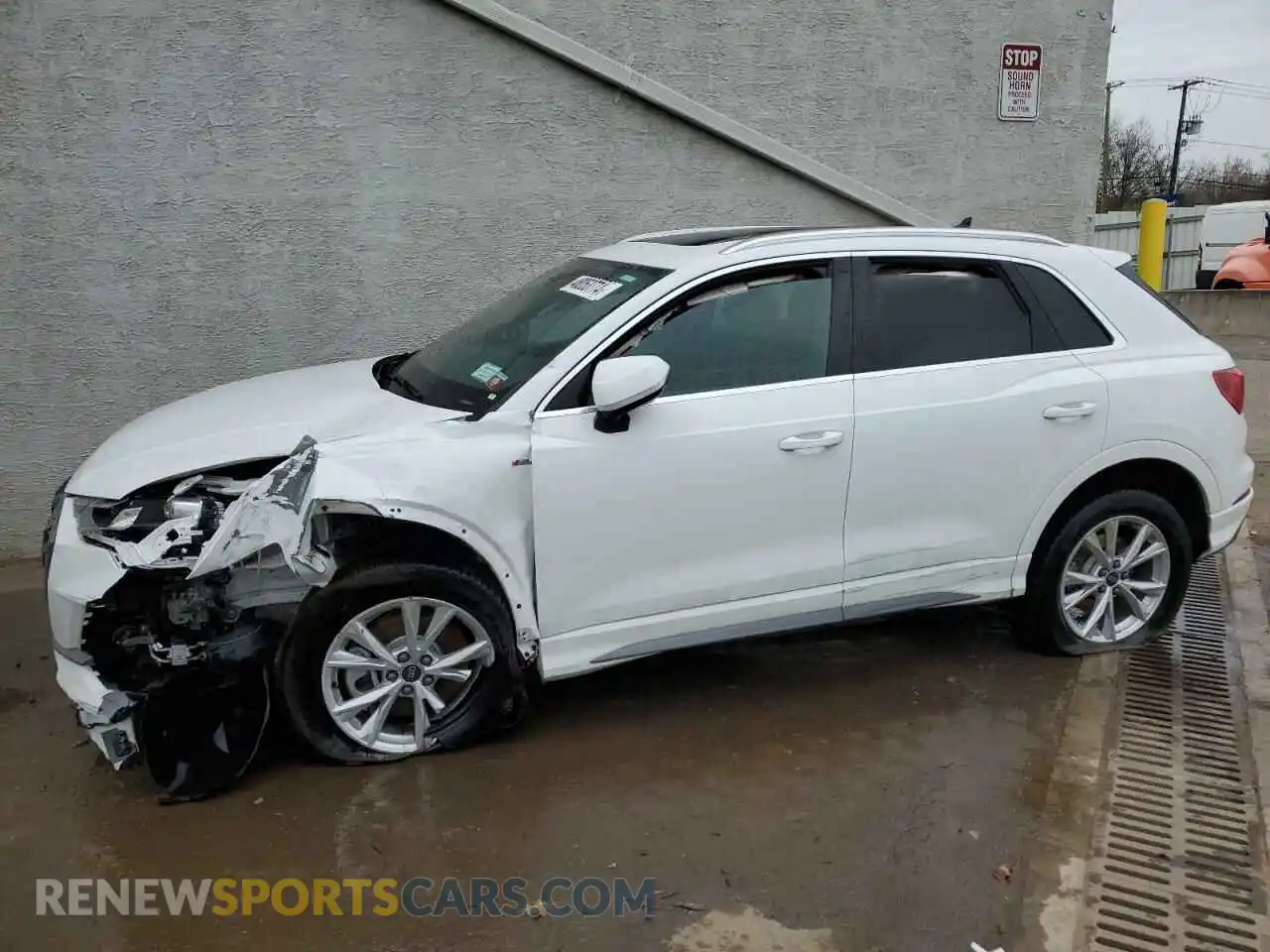 1 Photograph of a damaged car WA1DECF37P1107289 AUDI Q3 2023