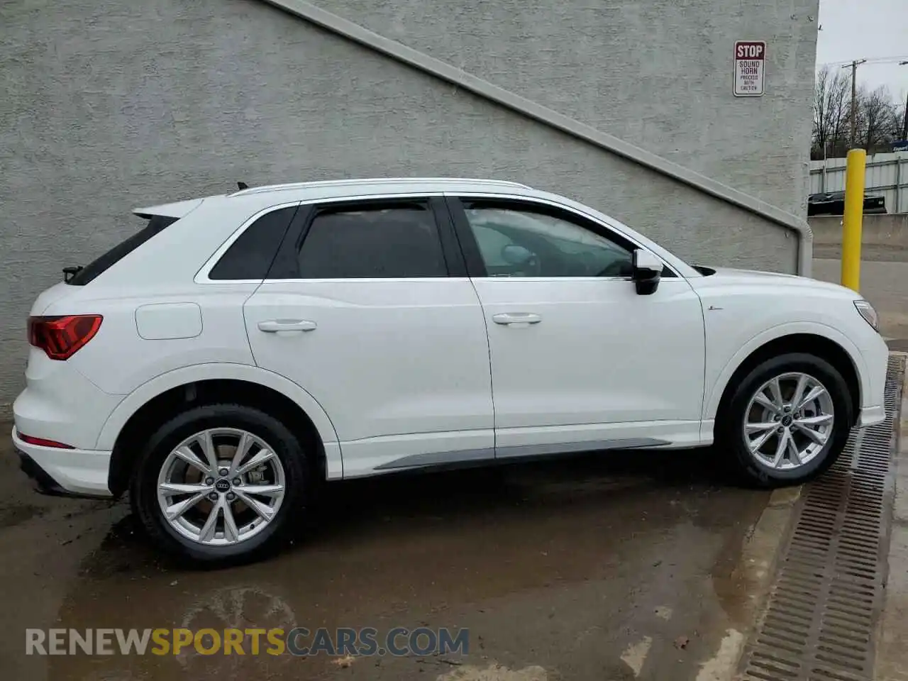 3 Photograph of a damaged car WA1DECF37P1107289 AUDI Q3 2023