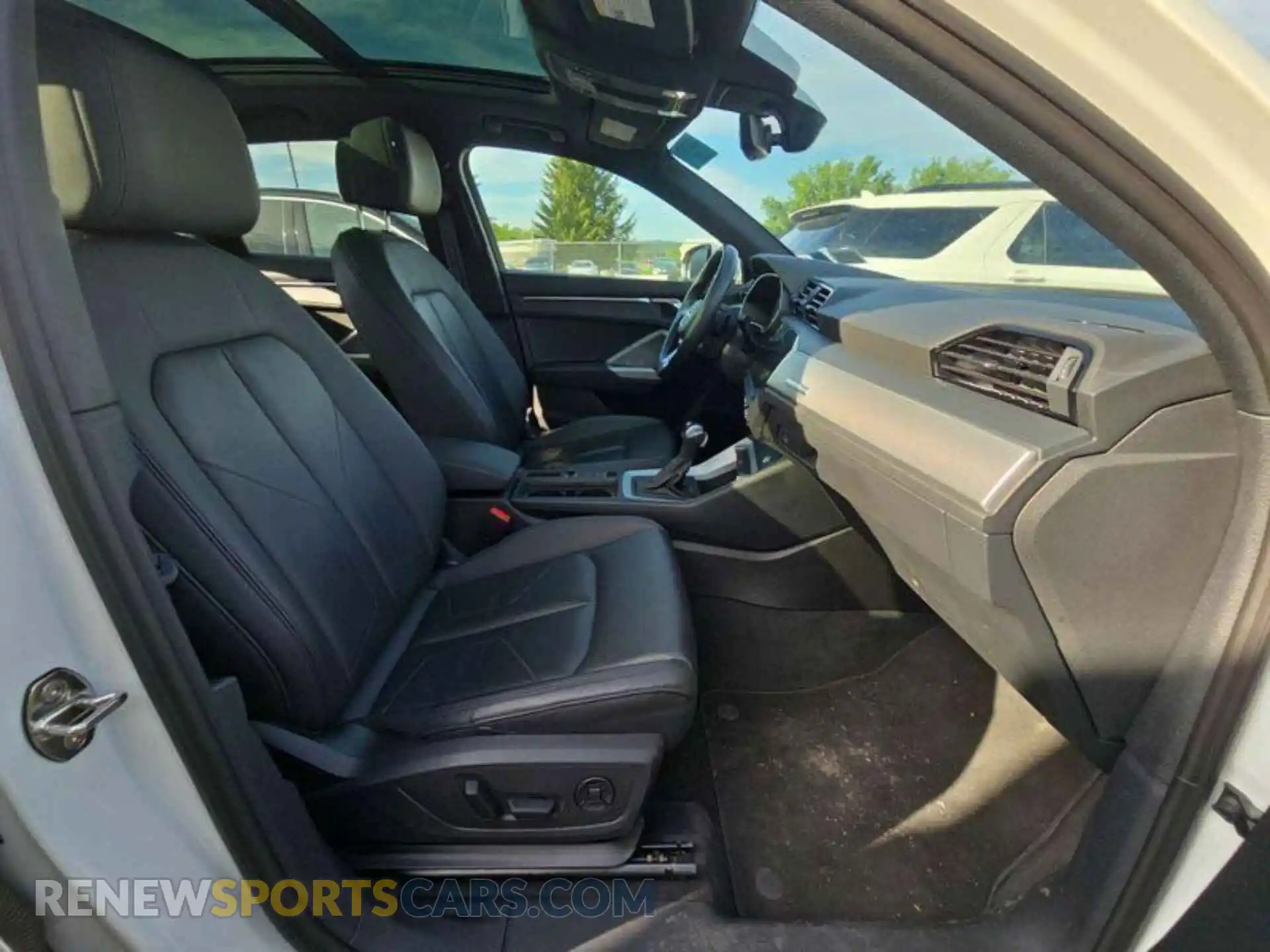 3 Photograph of a damaged car WA1DECF39P1064073 AUDI Q3 2023