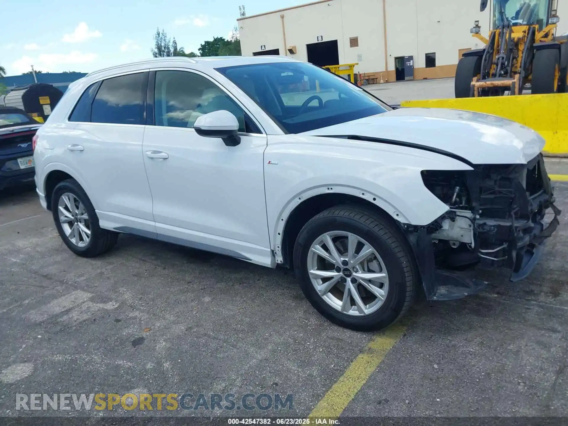1 Photograph of a damaged car WA1DECF35R1033938 AUDI Q3 2024