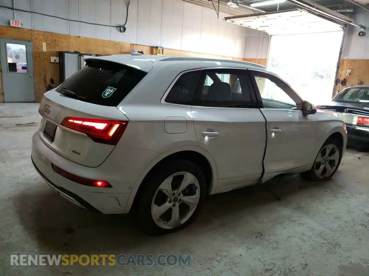 3 Photograph of a damaged car WA1CAAFY9M2013752 AUDI Q5 2021
