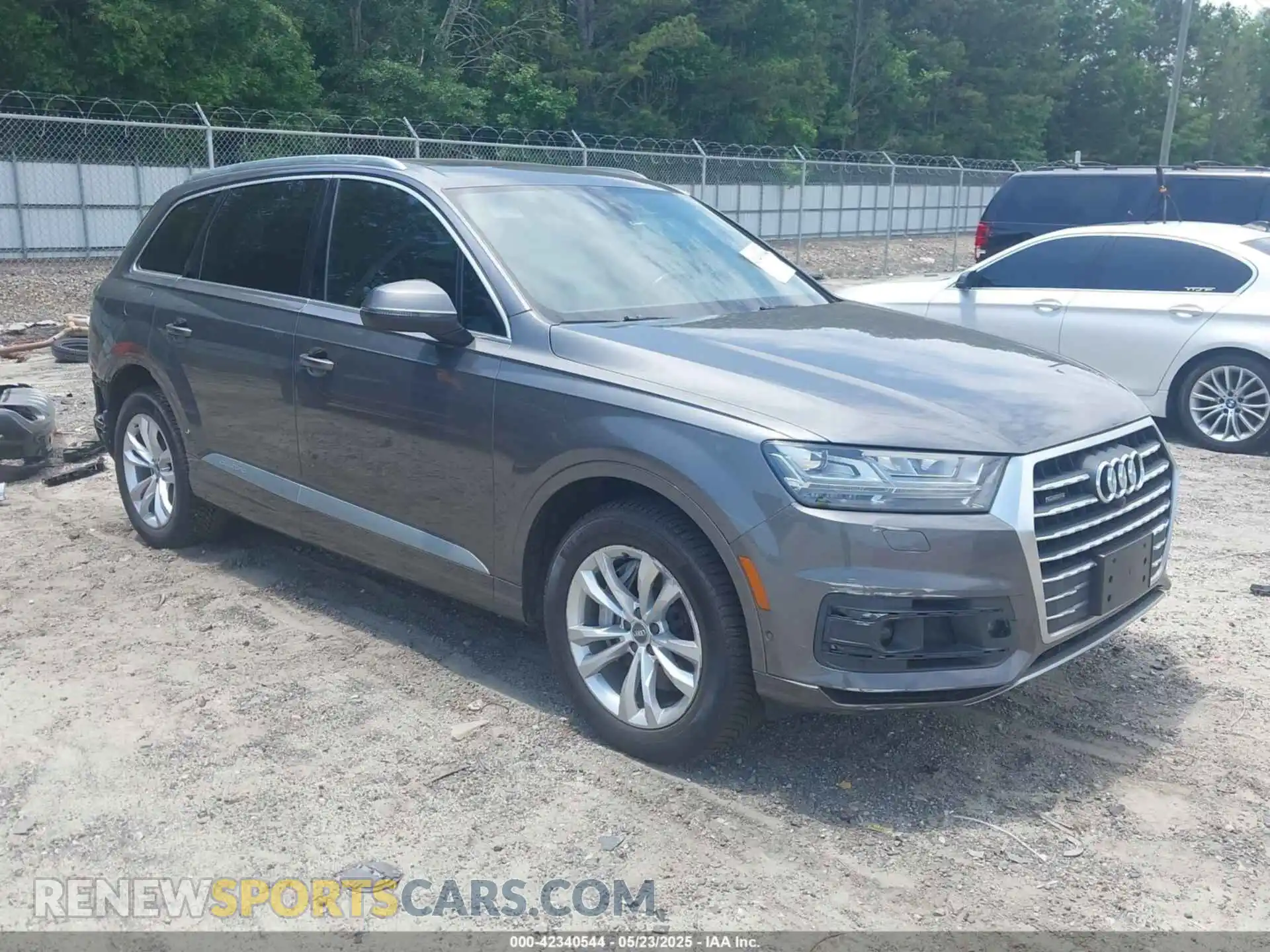 1 Photograph of a damaged car WA1LAAF78KD012598 AUDI Q7 2019