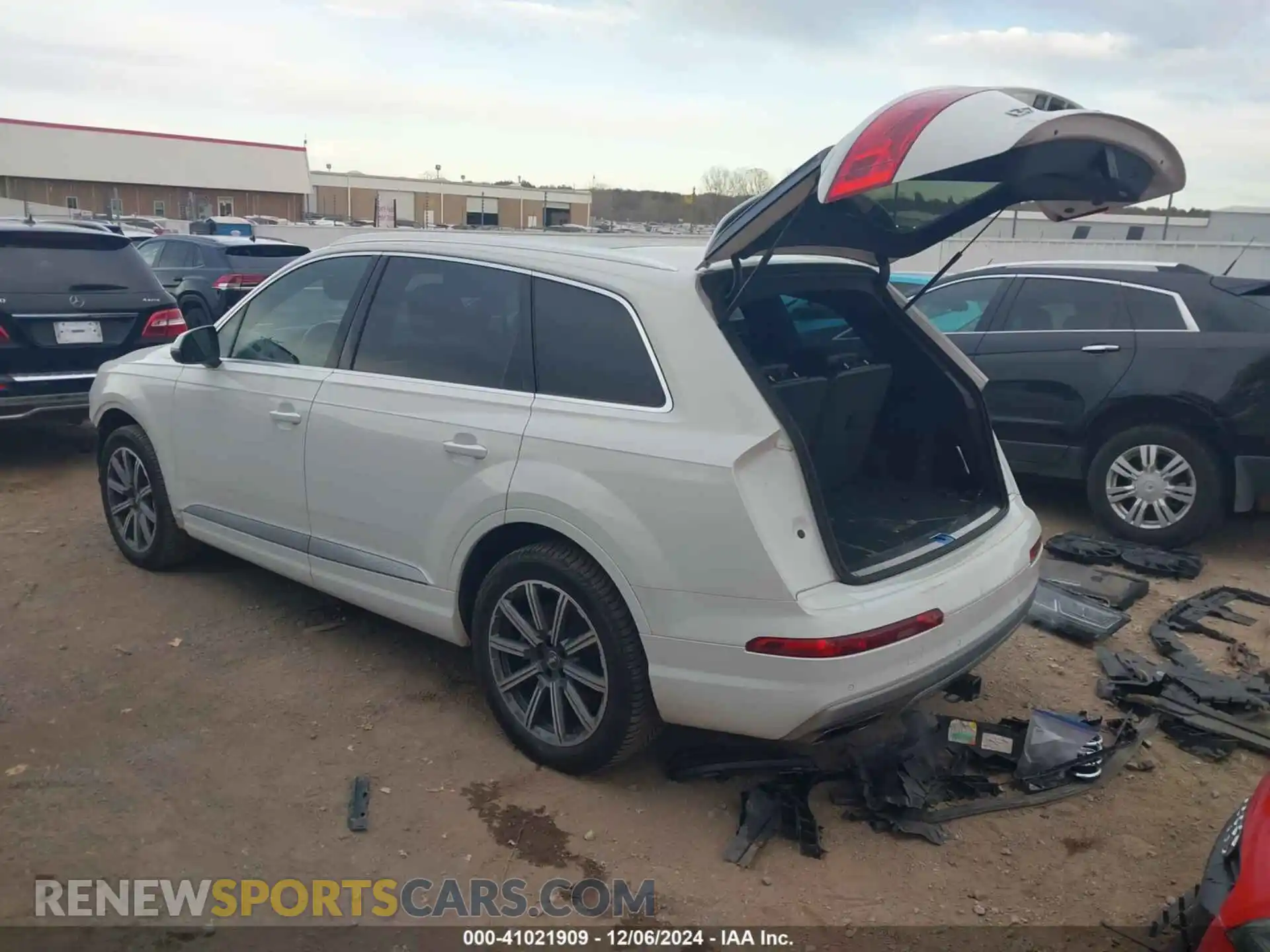 3 Photograph of a damaged car WA1LHAF79KD043497 AUDI Q7 2019