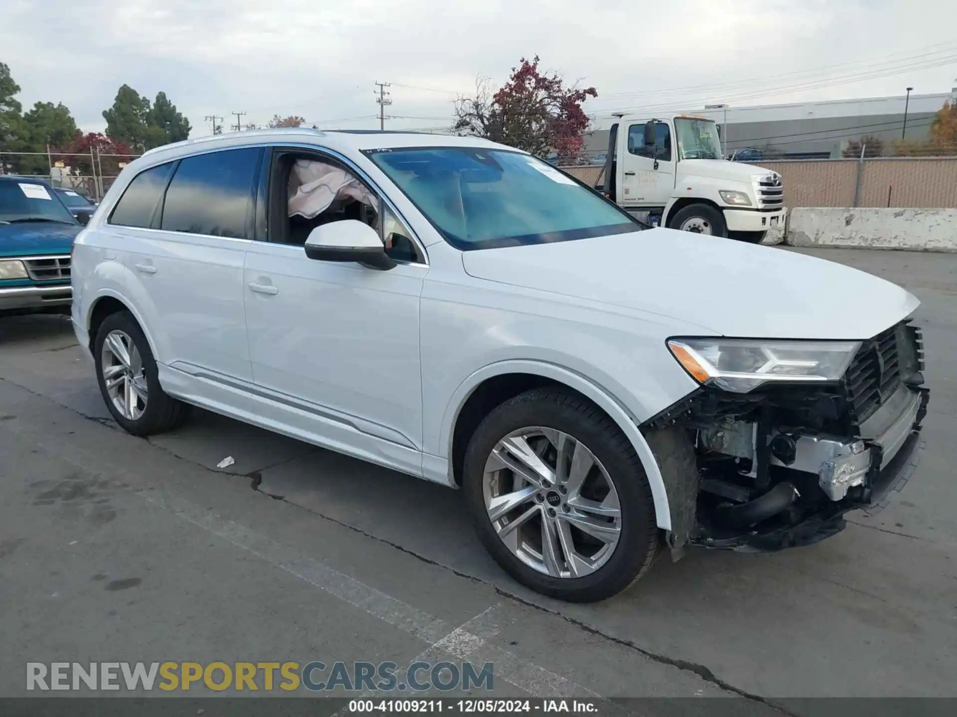 1 Photograph of a damaged car WA1ACBF71PD017141 AUDI Q7 2023