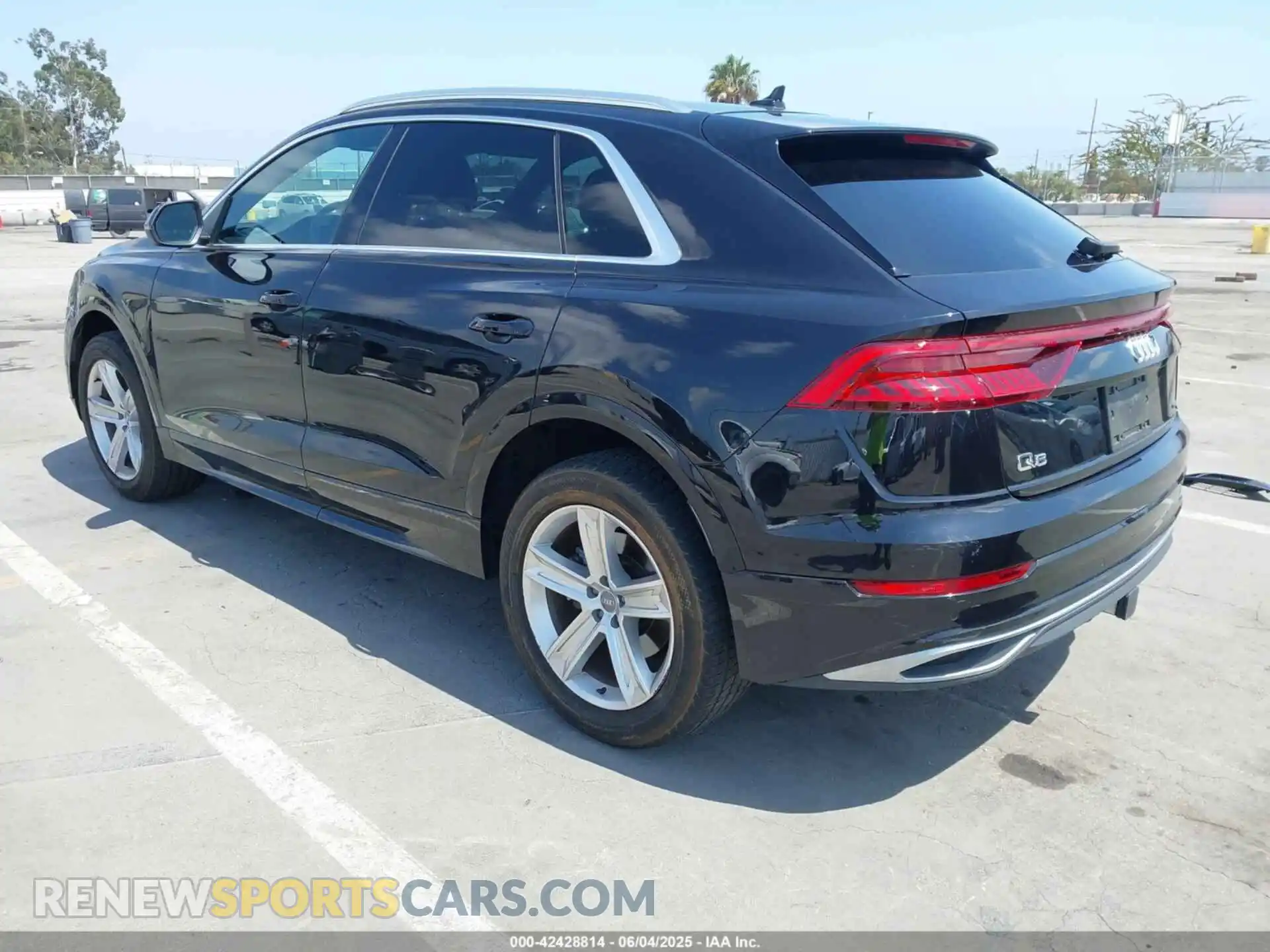 3 Фотография поврежденного автомобиля WA1AVAF12KD010255 AUDI Q8 2019