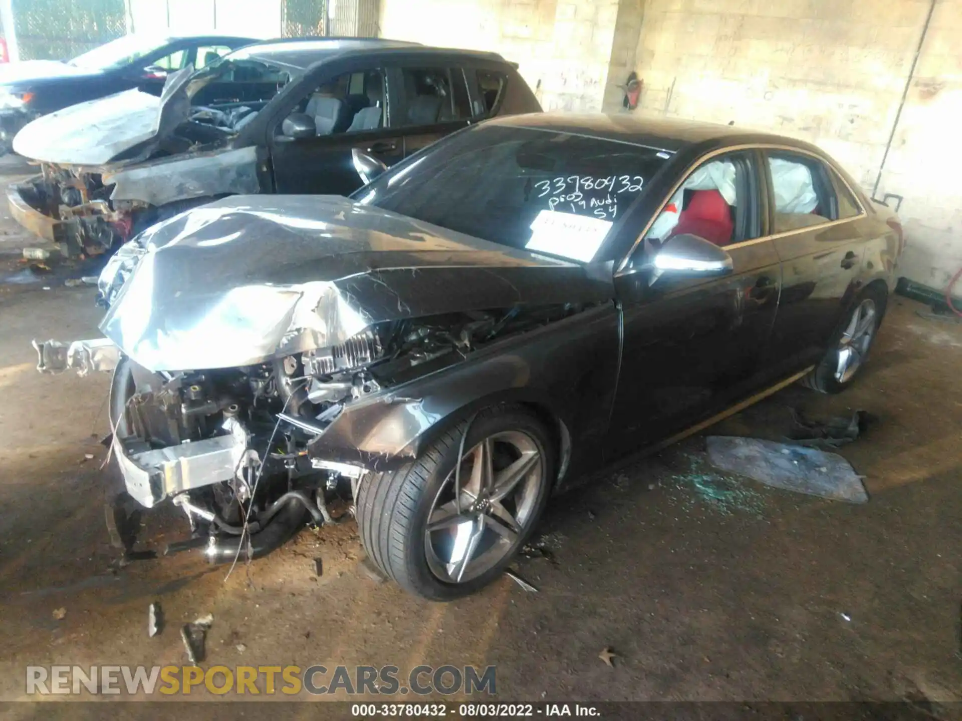 2 Фотография поврежденного автомобиля WAUB4AF48KA001193 AUDI S4 2019