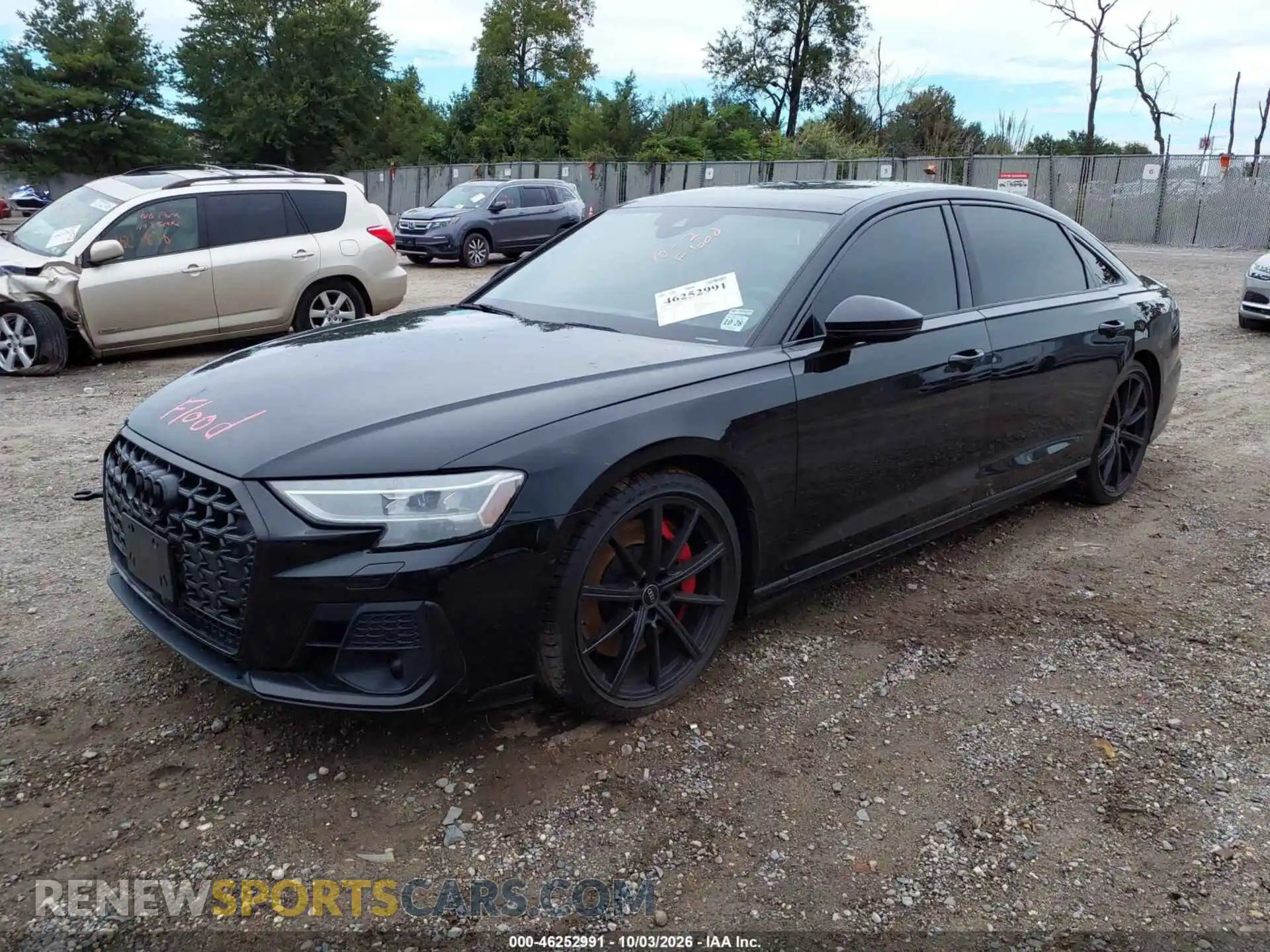 2 fotografías del automóvil dañado WAULSAF83PN015404 AUDI S8 2023