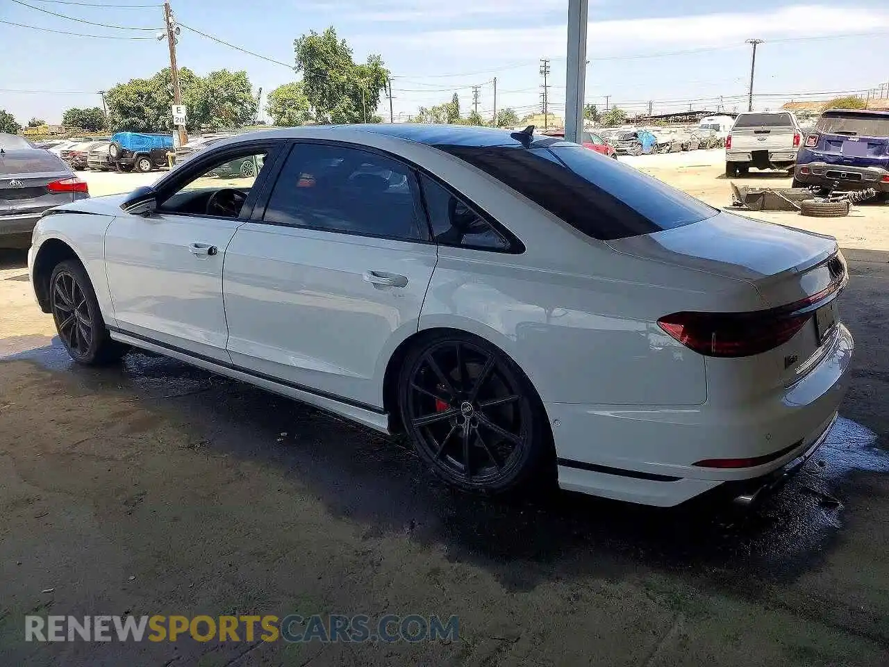 2 fotografías del automóvil dañado WAULSAF8XPN011320 AUDI S8 2023