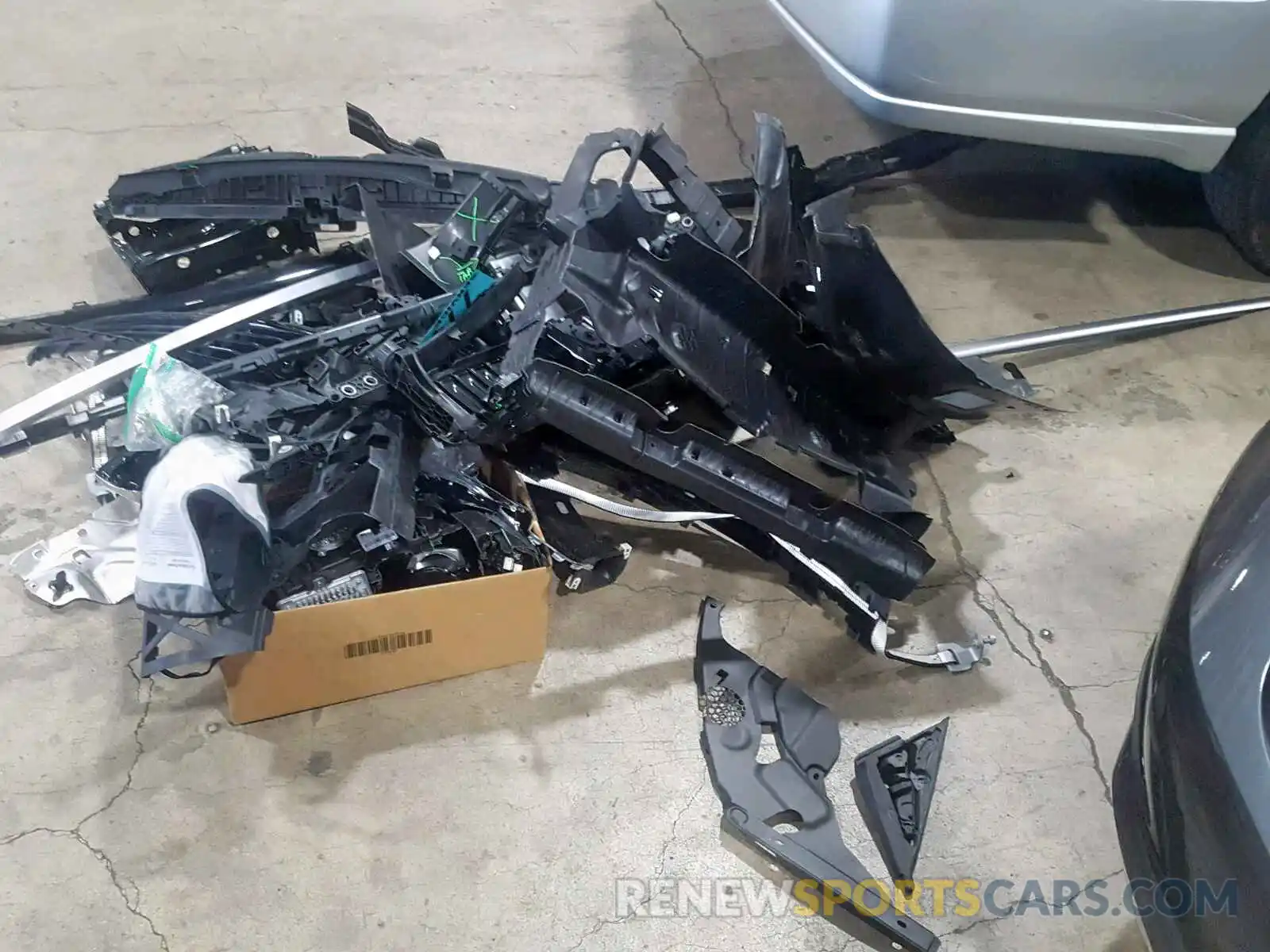 9 Photograph of a damaged car WBA5R7C53KAJ80998 BMW 3 SERIES 2019
