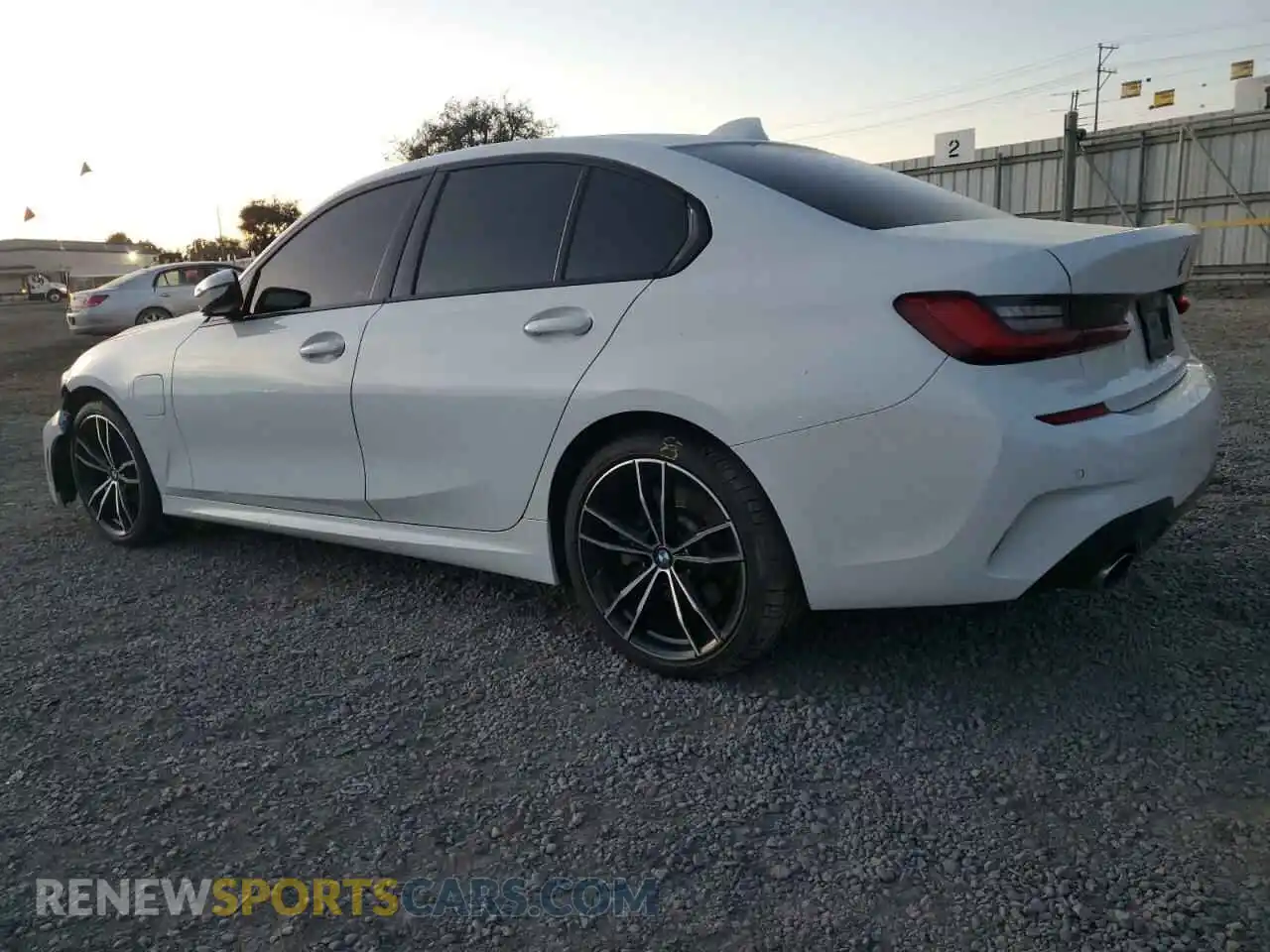 2 Photograph of a damaged car 3MW5P7J07M8C02674 BMW 3 SERIES 2021